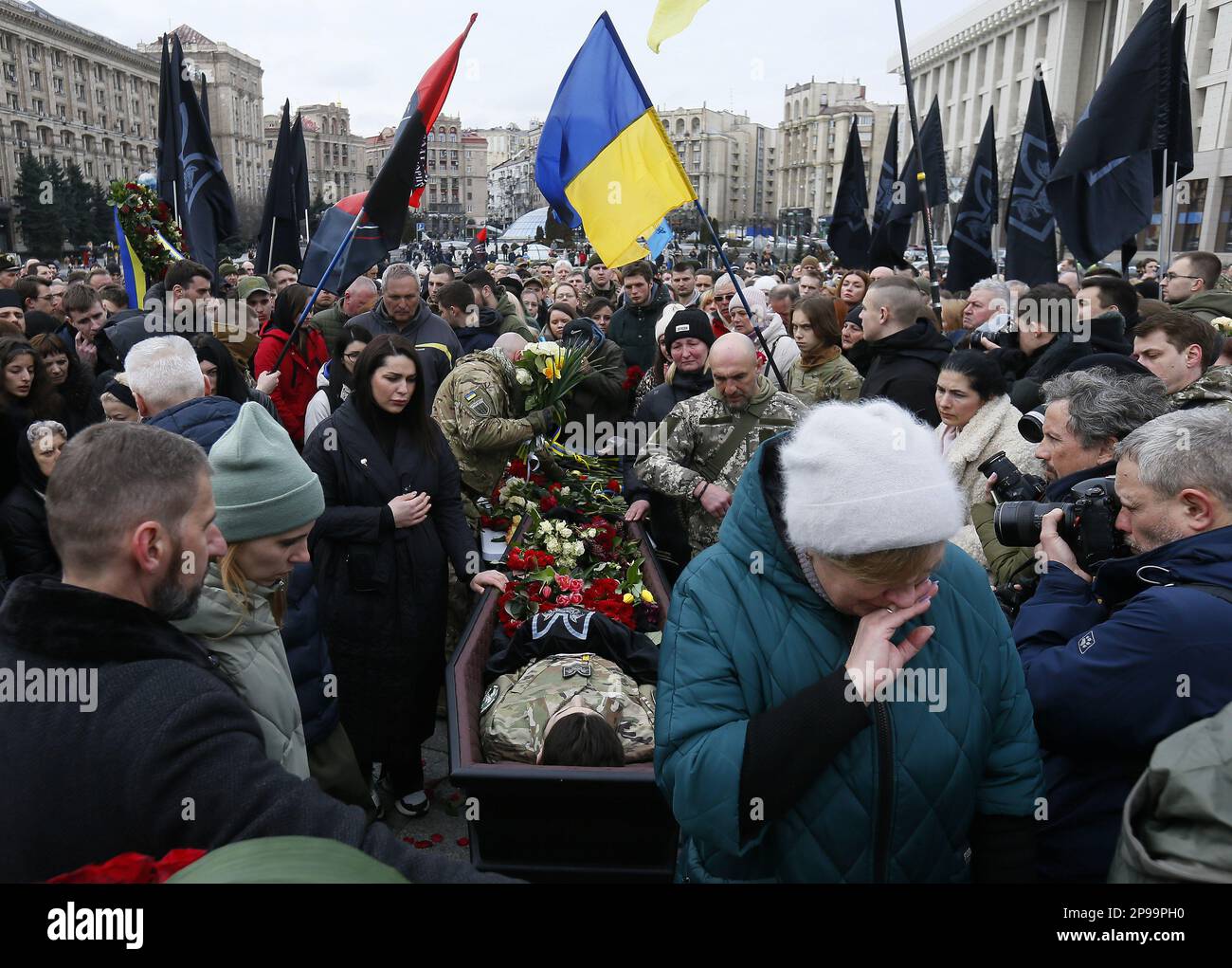 Kiev, Ukraine. 10th mars 2023. (NOTE DE LA RÉDACTION: L'image dépeint la mort).les gens paient leur respect autour du cercueil avec le corps du soldat ukrainien Dmytro Kotsiubalio connu sous le nom de Da Vinci, héros de l'Ukraine lors d'un service commémoratif à Kiev. Il y a trois jours, Dmytro Kotsiubalio a été tué dans une bataille contre les troupes russes sur le front de la ligne de front, près de Bakhmut. (Credit image: © Pavlo Gonchar/SOPA Images via ZUMA Press Wire) USAGE ÉDITORIAL SEULEMENT! Non destiné À un usage commercial ! Banque D'Images