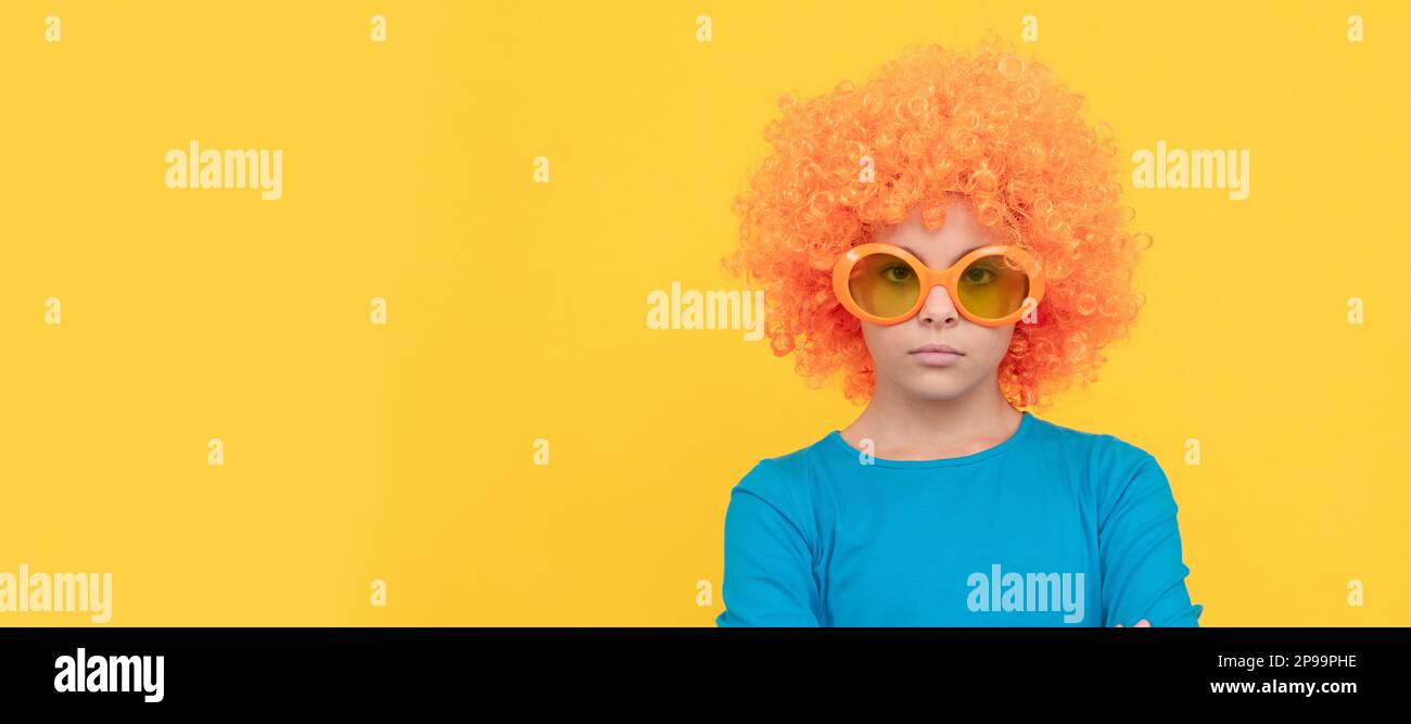 je me sens malheureux. la teinture d'un clown. avril jour des imbéciles. bonne enfance. fête d'anniversaire pour filles. Enfant adolescent drôle dans perruque, affiche de fête. En-tête de bannière, copie Banque D'Images