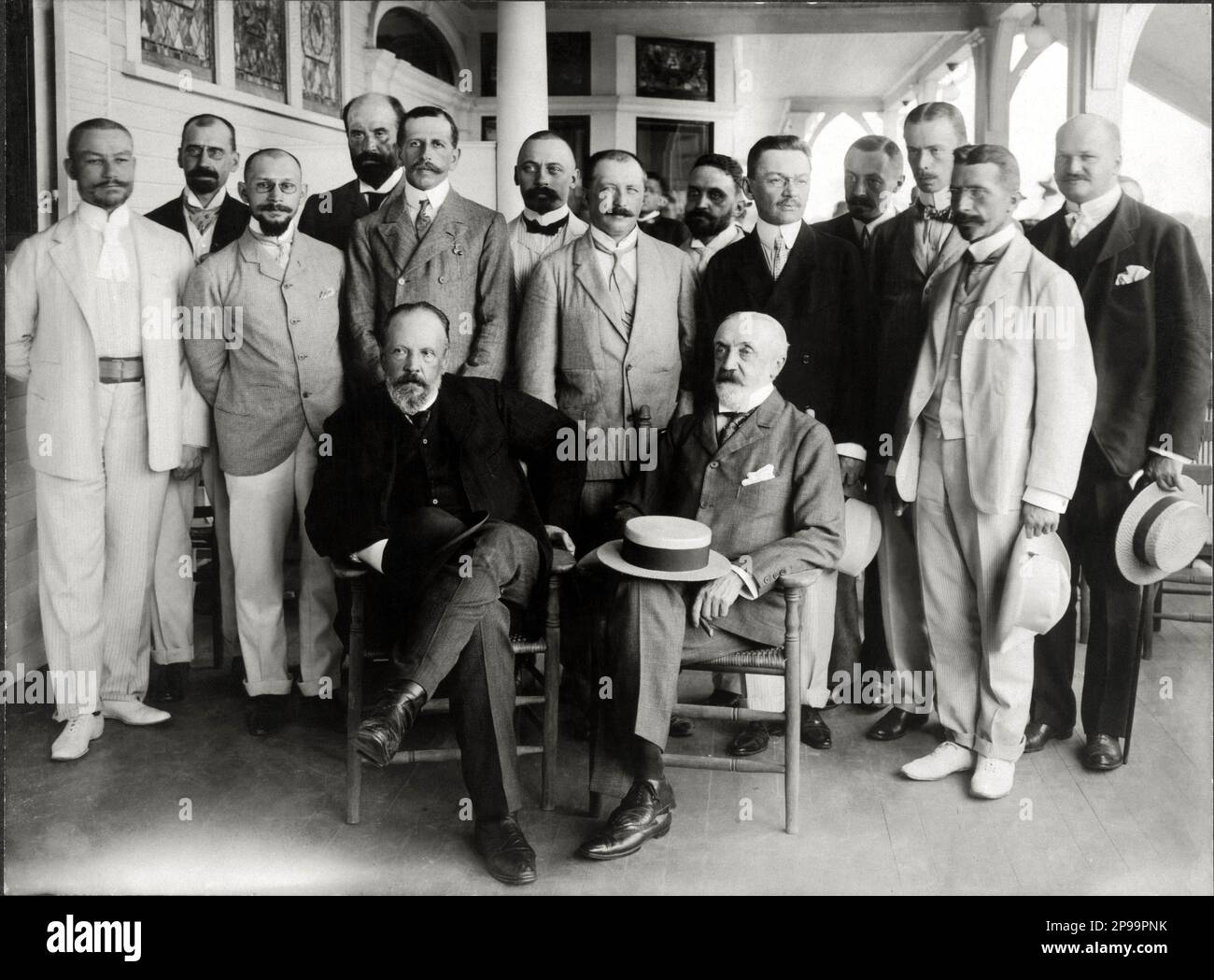 1905 , Portsmouth , New Hampshire , Etats-Unis : Commission russe de la paix et leur personnel . La photo montre le Baron Roman Romanovich ROSEN ( 1847 - 1921 ) et le comte Serge WITTE ( Graf Sergei Iul'evich Vinte , 1849 - 1915 ) assis devant un groupe de membres du personnel russe ( secrétaire Korostovetz , Plancon , Shipov et prince Kudashev entre autres ). - Guerre russo-japonaise ( 1904 - 1905 ) - POLICO - POLITICI - POLITICA - POLITIC - foto storiche - foto storica - portrait - ritratto - bachigi - moustache - cravate - cravatta - collier - colletto - NOBILI - NOBLESSE - Nobiltà - Conte - trattato di Pac Banque D'Images
