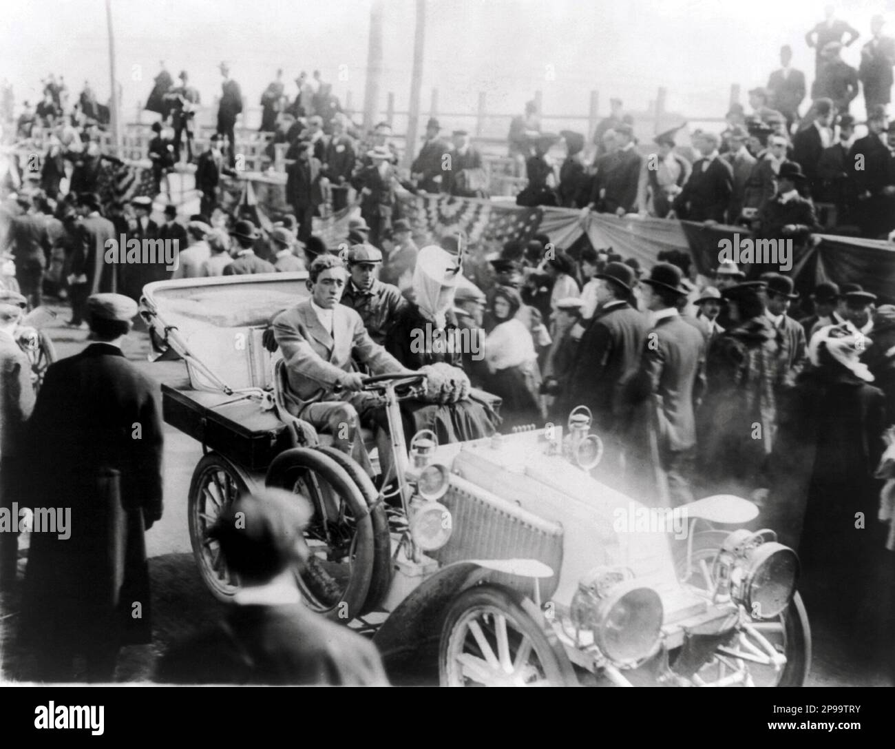 1905 , 14 octobre , Westbury, L.I. , Etats-Unis : la duckess MARLBOUROUGH , la riche héritière américaine socialite CONSUELO VANDERBILT ( plus tard marié Balsan , 1877 - 1964 ) mariée en 1895 avec le noble britannique 9th Duc de MARLBOUROUGH CHARLES SPENCER CHURCHILL ( 1871 - 1934 ) . Dans cette photo laissant Vanderbilt Cup courses en auto, au milieu de la foule à Westbury, L.I. - BELLE EPOQUE - PORTRAIT - RITRATTO - voiture - automobile - gara automoilistica - SPORT - foto storiche - foto storica - nobili - nobile - Nobiltà inglese - noblesse - INGHILTERRA - ANGLETERRE - SPENCER-CHURCHILL - MODE --- Archivio GBB Banque D'Images