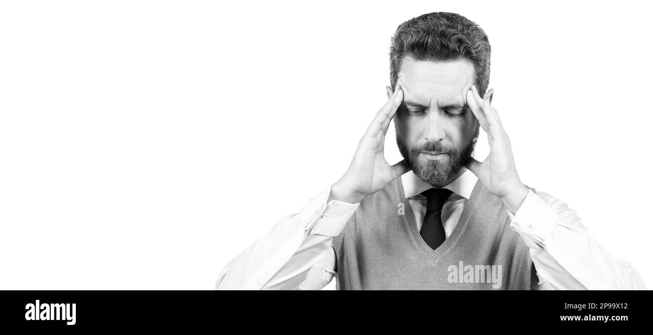 Portrait de visage d'homme, bannière avec espace de copie. mégraine. homme d'affaires souffrant isolé sur blanc. homme stressé ayant mal de tête Banque D'Images