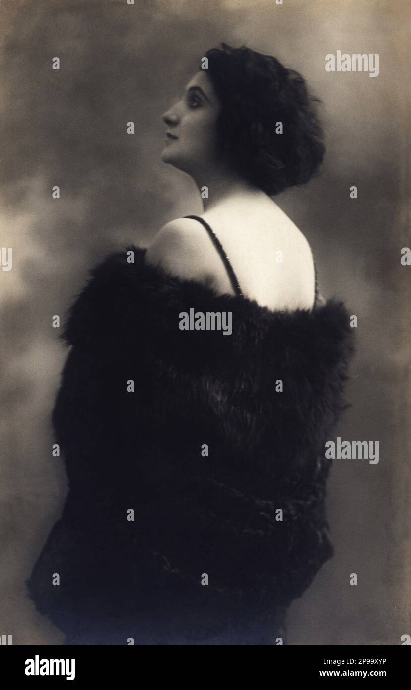 1920 CA ., Italie : l'actrice italienne VERA VERGANI ( Milano 1895 - Procida 1989 ). Une des comédies préférées de Luigi Pirandello et Gabriele d'Annunzio . Photo portrait par Pinto , Roma - atrice - TEATRO - THÉÂTRE - DIVA - DIVINA - VAMP - CINÉMA MUTO - FILM SILENCIEUX - profilo - profil - schiena - dos - épaules - spalle - pelliccia - fourrure --- Archivio GBB Banque D'Images