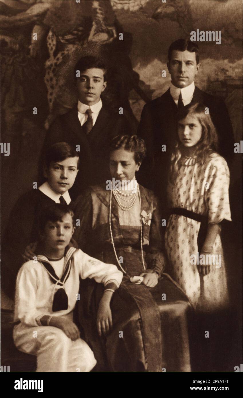 1922, Stockholm , Suède : trois générations dans la même photo . Reine VICTORIA de SUÈDE ( 1862 - 1930 ), princesse née de BADEN , mariée avec le roi Gustaf V de Suède BERNADOTTE ( 1858 - 1950 ) . Dans cette photo avec son fils GUSTAF ADOLF ( futur roi Gustaf VI Adolf de Suède en 1950, marié avec Margareta de Grande-Bretagne mort en 1920 , 1882 - 1973 ) , le petit-fils prince SIGVARD de SUÈDE Duc d'Upplan ( 1907 - 2002 ) , prince GUSTAF ADOLF de SUÈDE ( plus tard marié avec Sibylla de Sachsen Coburg Gotha , 1906 - 1947 ), prince BERTIL de SUÈDE ( plus tard marié avec Lilian B. Davies , 191 Banque D'Images
