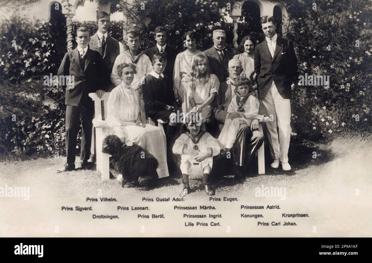 1922, 7 août , Stockholm , Suède : l'anniversaire 60th de la reine VICTORIA de SUÈDE ( 1862 - 1930 ), princesse née Viktoria de BADEN , mariée avec le roi Gustaf V de Suède BERNADOTTE ( 1858 - 1950 ) Avec elle dans cette photo prise dans le style Capri Villa buit pour les vacances d'été en Suède . Dans cette photo avec son fils GUSTAF ADOLF ( futur roi Gustaf VI Adolf de Suède en 1950, marié avec Margareta de Grande-Bretagne mais mort en 1920 , 1882 - 1973 ) , le petit-fils prince SIGVARD de SUÈDE Duc d'Upplan ( 1907 - 2002 ) , le prince GUSTAF ADOLF (plus tard marié avec Sibylla de Banque D'Images