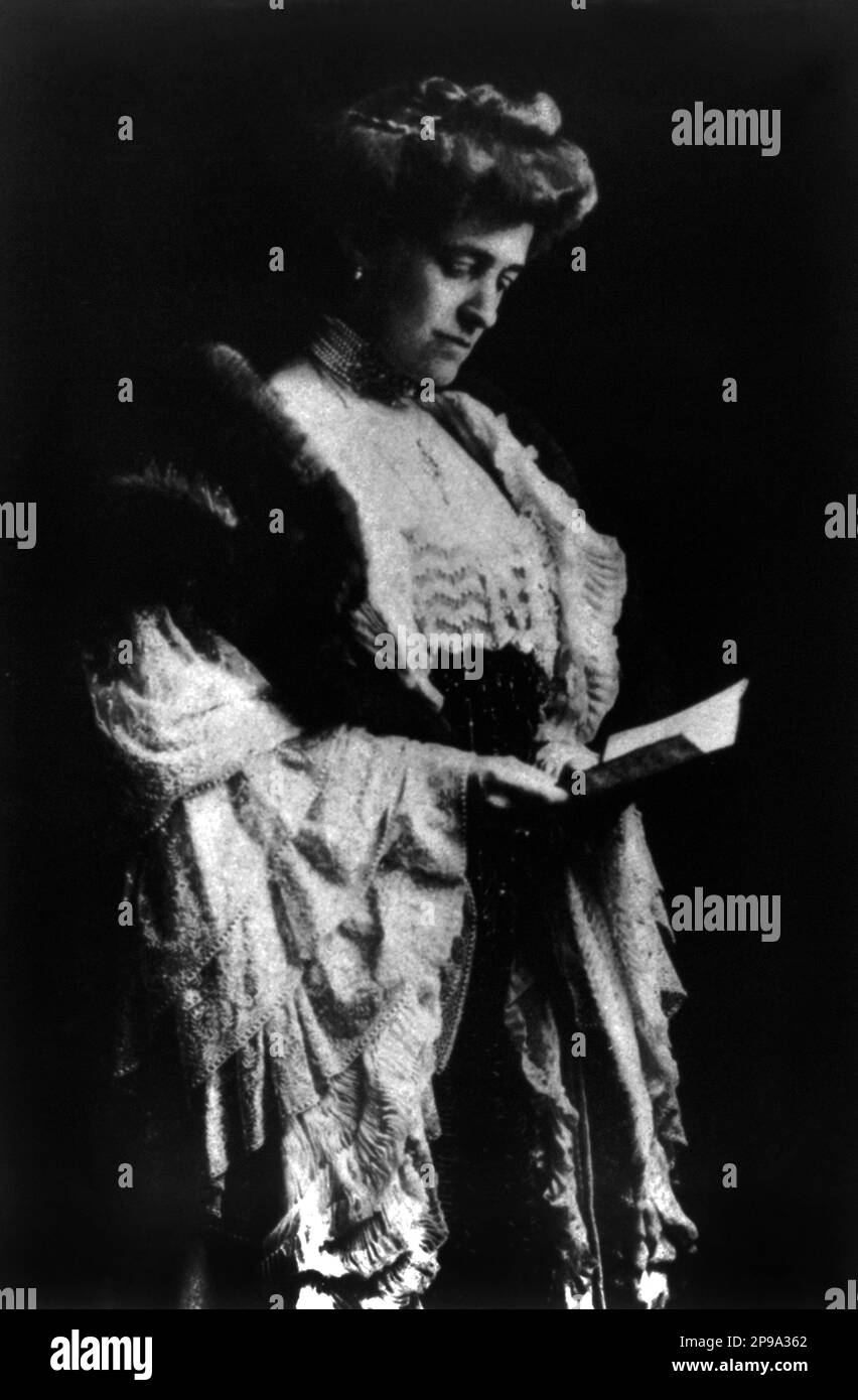 Portrait d'une femme américaine écrivain et romancière EDITH WHARTON ( née Edith Newbold Jones , 1862 - 1937 ) . Elle a écrit plusieurs livres influents, dont la décoration des maisons, son premier ouvrage publié, et les villas italiennes et leurs jardins et le roman la Maison de Mirth (1905). Célébrée pour L'ÂGE DE L'INNOCENCE ( 1920 ), peut-être son travail le plus connu, a gagné le prix Pulitzer de la littérature 1921, faisant d'elle la première femme à gagner le prix. - LETTERATO - SCRITTORE - SCRITTRICE - LETTERATURA - Littérature - PORTRAIT - RITRATTO - lecteur - lettore - chignon - BELLE EPOQUE --- Archivio GBB Banque D'Images