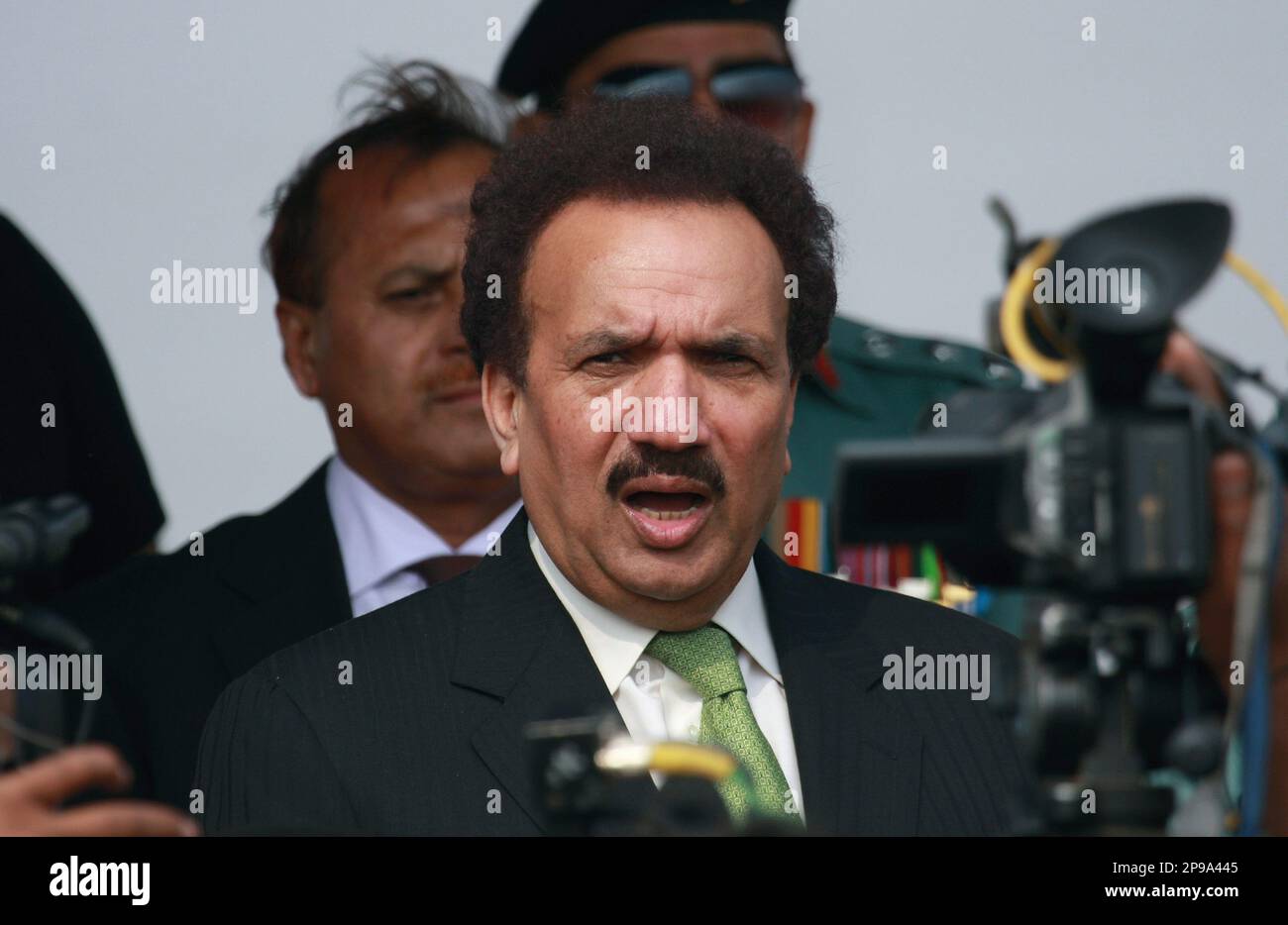 Pakistan's Interior Ministry chief Rehman Malik talks to media after attend a ceremony in Karachi, Pakistan on Monday, Jan. 5, 2008. Malik says "there is no pressure of any kind on Pakistan" after India gave the country the most detailed evidence yet that it says ties the militants who attacked Mumbai to "elements" in Pakistan. (AP Photo/Shakil Adil) Banque D'Images