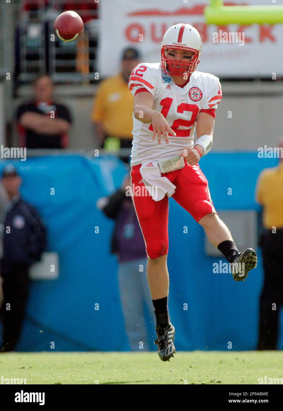 Nebraska quarterback Joe Ganz throws a second-quarter pass against Clemson in the Gator Bowl NCAA college football game, Thursday, Jan. 1, 2009, in Jacksonville, Fla. Ganz led Nebraska to the 26-21 win. (AP Photo/Phil Coale) Banque D'Images