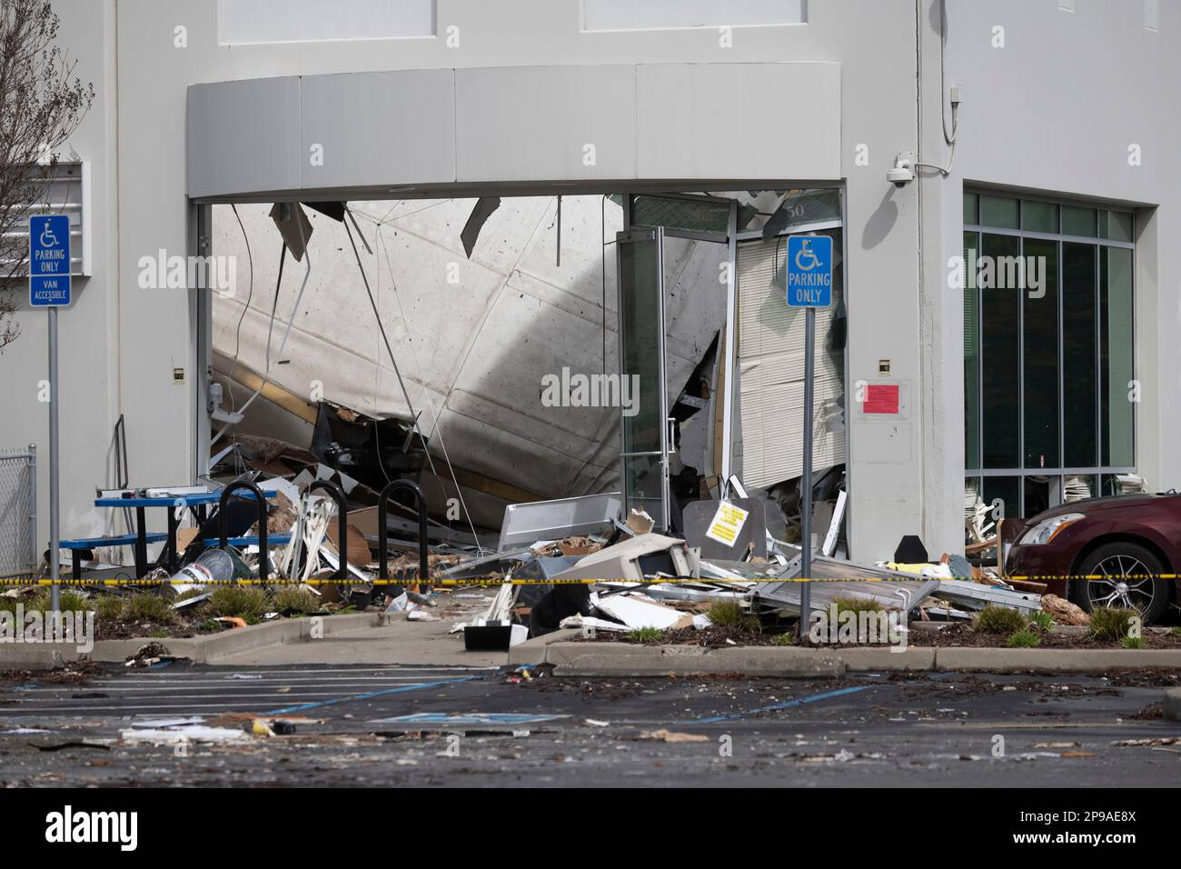 Oakland, États-Unis, 10, mars 2023. Une personne a été tuée, une autre blessée lorsqu’une partie du toit s’est effondrée au cours d’une tempête de pluie atmosphérique dans un entrepôt de Peet’s Coffee, à 3 heures du matin Photo de Paul Kuroda/Alamy Banque D'Images