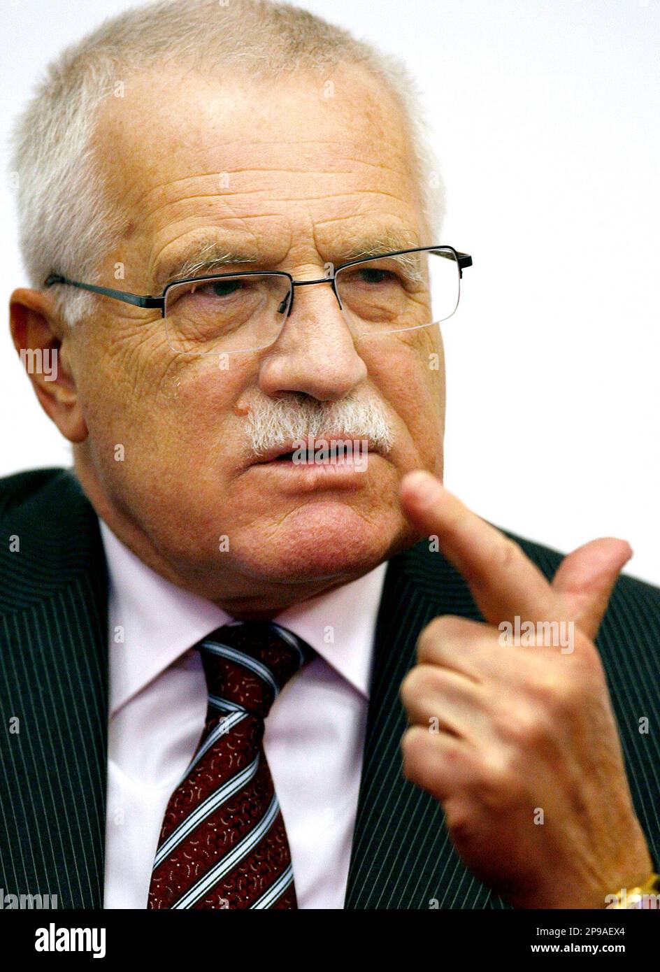 ** FILE ** In this Dec. 11, 2008 file photo Czech President Vaclav Klaus gestures during a press conference, at the Dimitrie Cantemir Christian University, in Bucharest, Romania. On Thursday Jan. 1, 2009, the Czechs take over the bloc's six month rotating presidency from EU heavyweight France, whose dynamic President Nicolas Sarkozy has taken vigorous action on tackling Europe's economic woes. (AP Photo/Vadim Ghirda) Banque D'Images