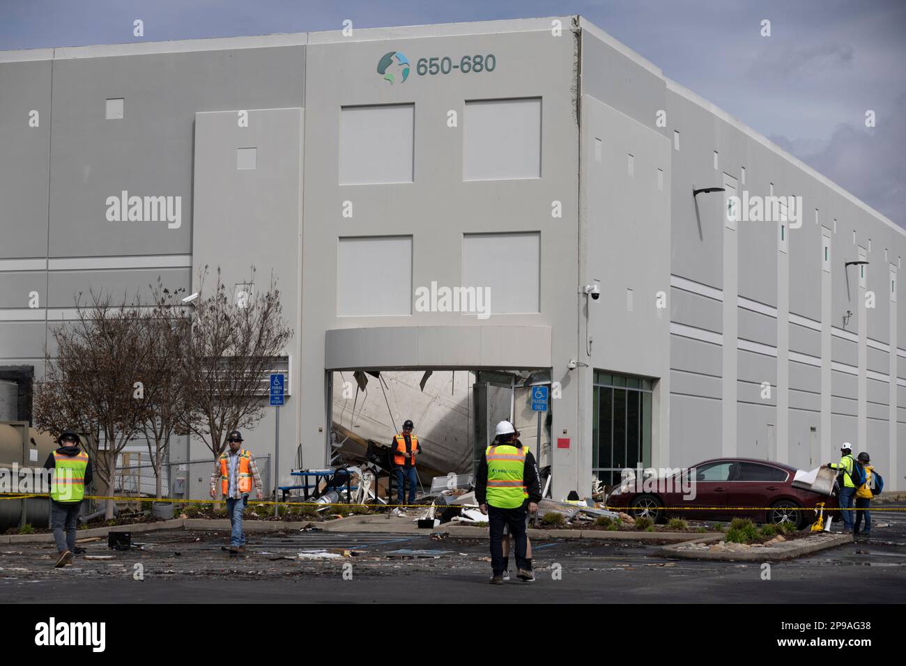 Oakland, États-Unis, 10, mars 2023. Une personne a été tuée, une autre blessée lorsqu’une partie du toit s’est effondrée au cours d’une tempête de pluie atmosphérique dans un entrepôt de Peet’s Coffee, à 3 heures du matin Photo de Paul Kuroda/Alamy Banque D'Images