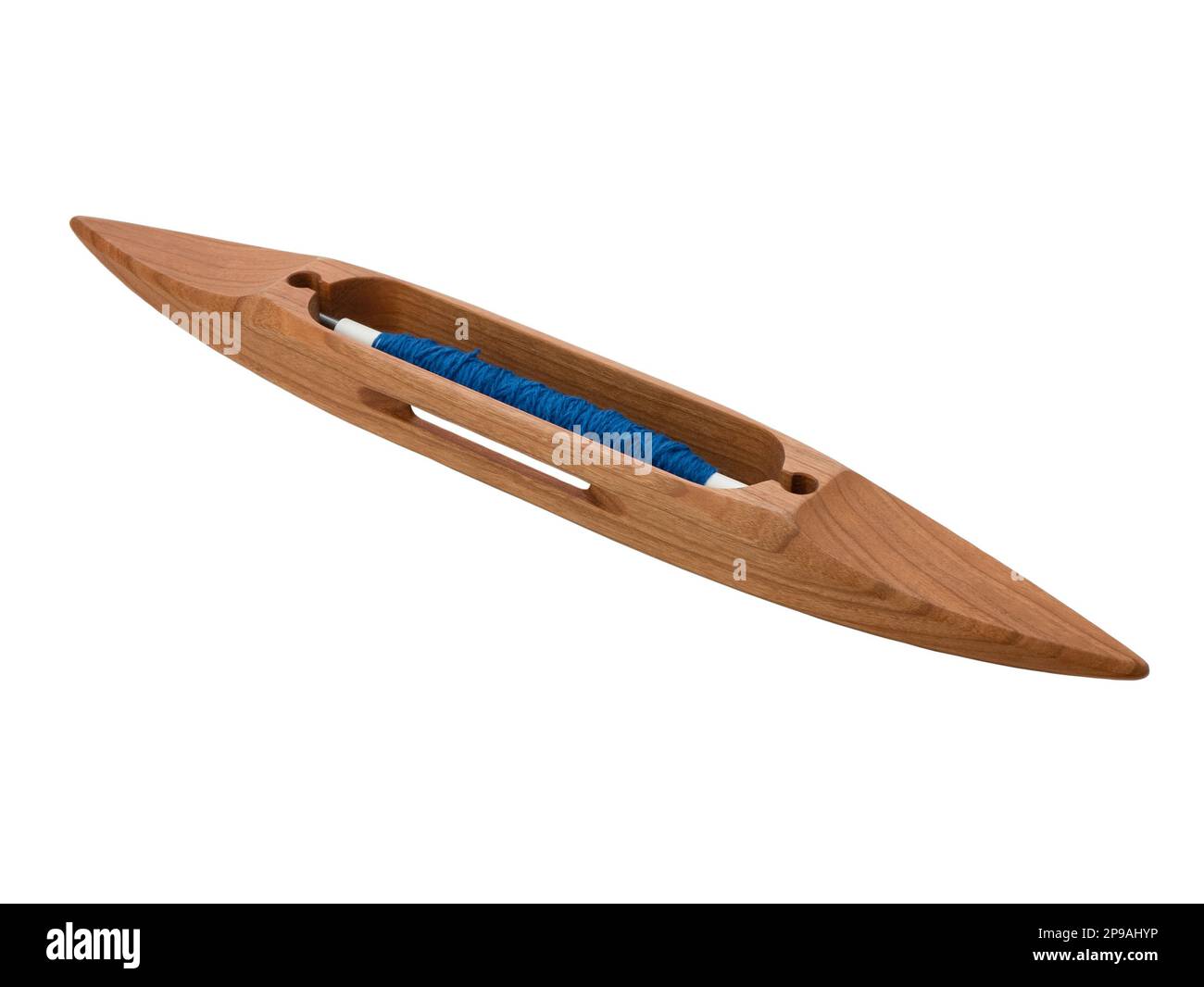 Navette de bateau avec fil bleu utilisé dans le tissage de métier à tisser, isolé. Navette en bois sur fond blanc Banque D'Images