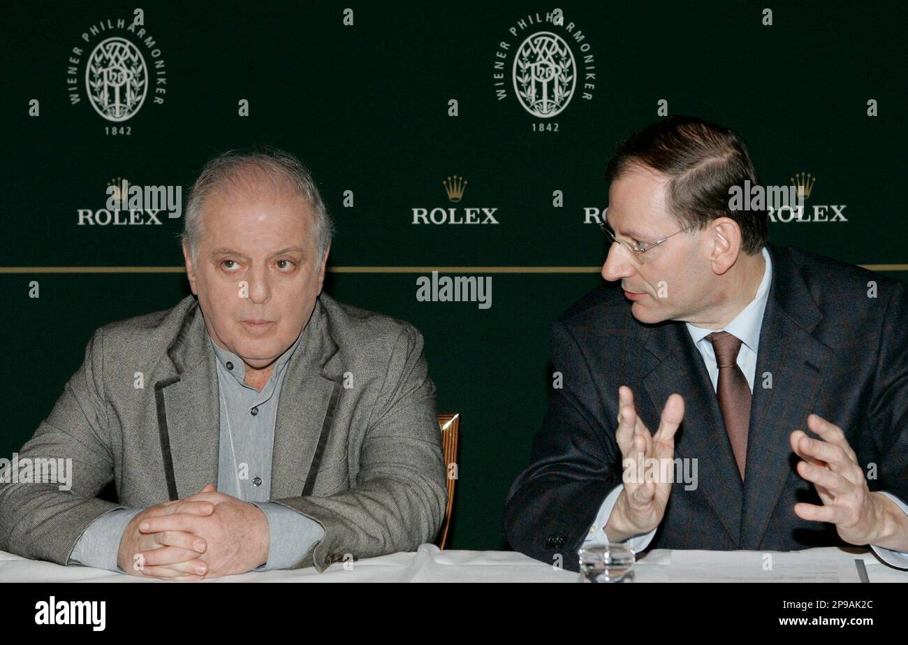 Daniel Barenboim and Clemens Hellsberg, Head of the Vienna Philharmonic orchestra, from left, speak during a news conference in Vienna, on Monday, Dec. 29, 2008. Barenboim will be the conductor to direct the Vienna Philharmonic orchestra in the traditional New Year's concert on Jan. 1, 2009 at Musikverein in Vienna. The Israeli-Palestinian conflict cannot be resolved militarily, conductor Daniel Barenboim said Monday. (AP Photo/Lilli Strauss) Banque D'Images