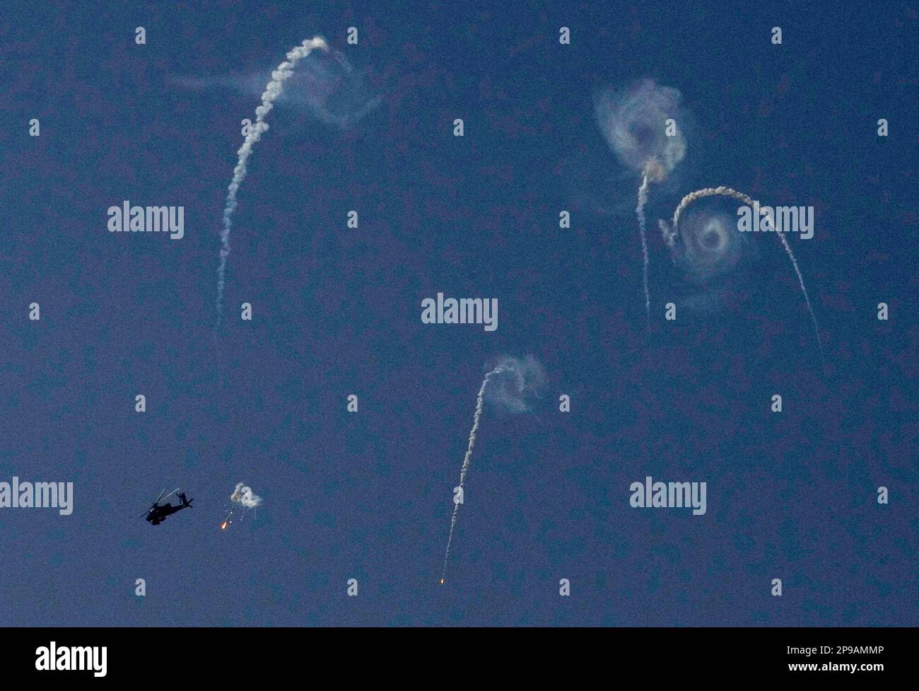 An Israeli military attack helicopter releases flares while operating over the northern Gaza Strip near the border with Israel, Sunday, Dec. 28, 2008. More than 280 Palestinians have been killed and more than 600 people wounded since Israel's campaign to quash rocket barrages from Gaza began midday Saturday, according to Palestinian medical sources. (AP Photo/Bernat Armangue) Banque D'Images