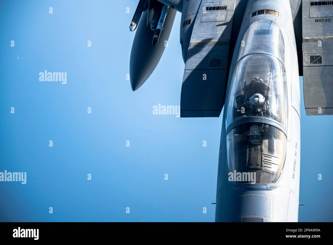 Un pygargue F-15 affecté à l'escadre d'essai 96th de la base aérienne d'Eglin, en Floride, s'approche d'un KC-135 affecté à l'escadre de ravitaillement en carburant aérien 6th de la base aérienne de MacDill, en Floride, pour le ravitaillement au-dessus du golfe du Mexique, au 8 mars 2023. Le ravitaillement en vol assuré par des avions-citernes permet au F-15 et à d'autres avions de rester en vol plus longtemps et d'éviter l'atterrissage dans les zones de combat contestées. (É.-U. Photo de la Force aérienne par le premier Airman Lauren Cobin) Banque D'Images