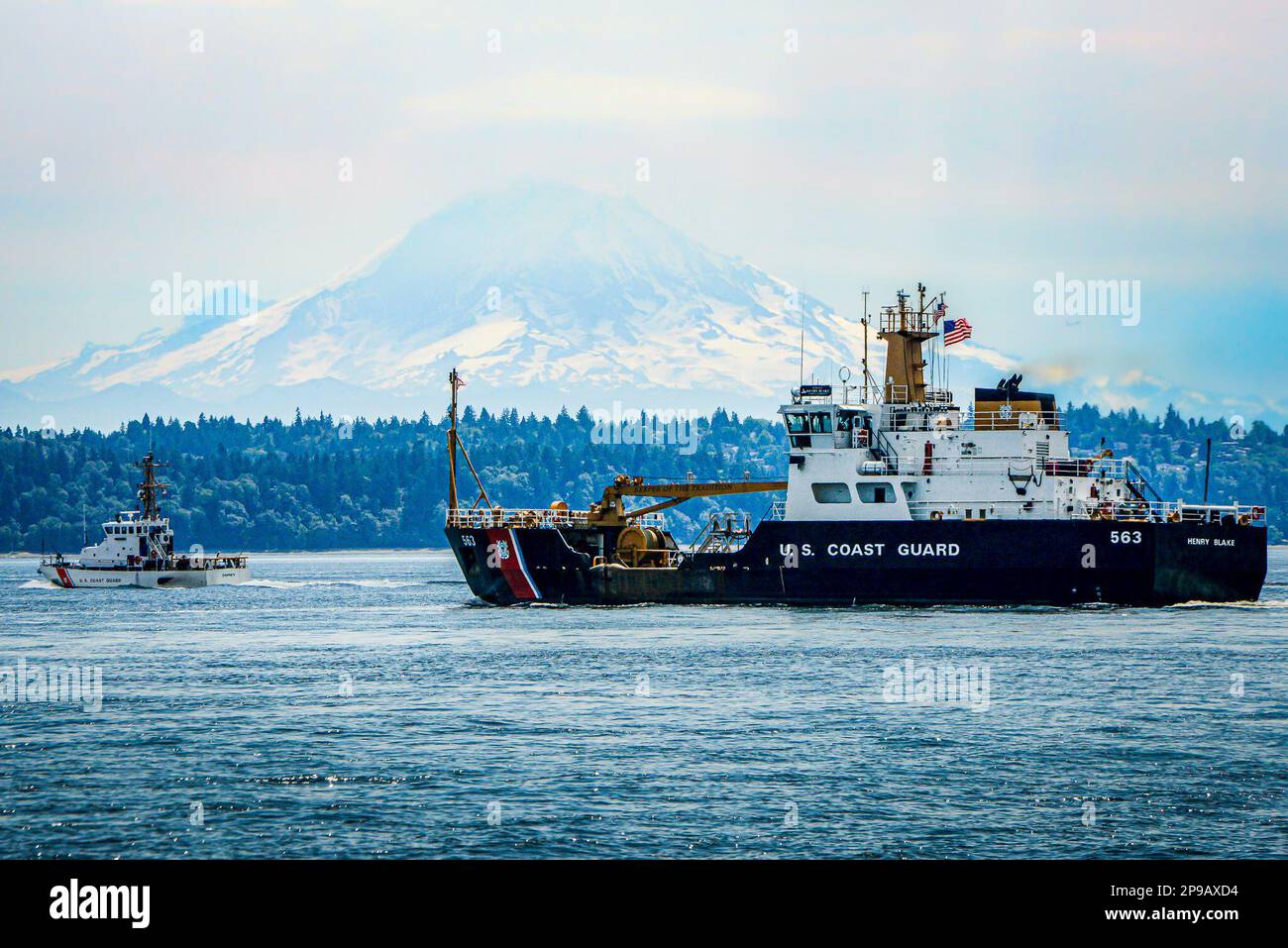 L'équipage à bord du garde-côte Henry Blake participe à la Parade des navires pendant le Seattle Seafair Festival, le 1 août 2022. Le Henry Blake était l'un des nombreux navires à participer à la parade qui a transité par Elliott Bay, Puget Sound. (É.-U. Photo de la Garde côtière par Petty Officer 3rd classe Megan Brower) Banque D'Images