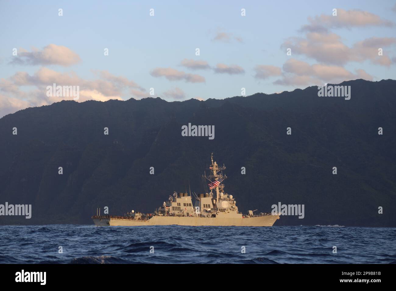 (06 mars 2023) - le destroyer guidé de la classe Arleigh Burke USS Barry (DDG 52) est en photo. L'USS Barry est en cours près de la côte de Na Pali, effectuant des opérations de routine dans l'océan Pacifique. Banque D'Images