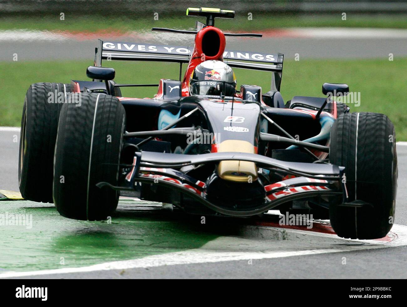 ** FILE ** Germany's Sebastian Vettel steers his Toro Rosso on his way to winning the Formula One Grand Prix in Monza, Italy, Sunday, Sept.14, 2008. Sebastian Vettel has become the youngest driver to win a Formula One race after finishing first in a wet Italian Grand Prix from pole position. (AP Photo/Antonio Calanni) ** for use as desired - to go with year end stories ** Banque D'Images