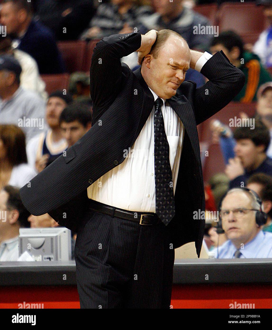 Milwaukee Bucks head coach Scott Skiles holds his head as he turns away from the action during the first half of an NBA basketball game against the Philadelphia 76ers, Wednesday, Dec. 17, 2008, in Philadelphia. (AP Photo/Tom Mihalek) Banque D'Images