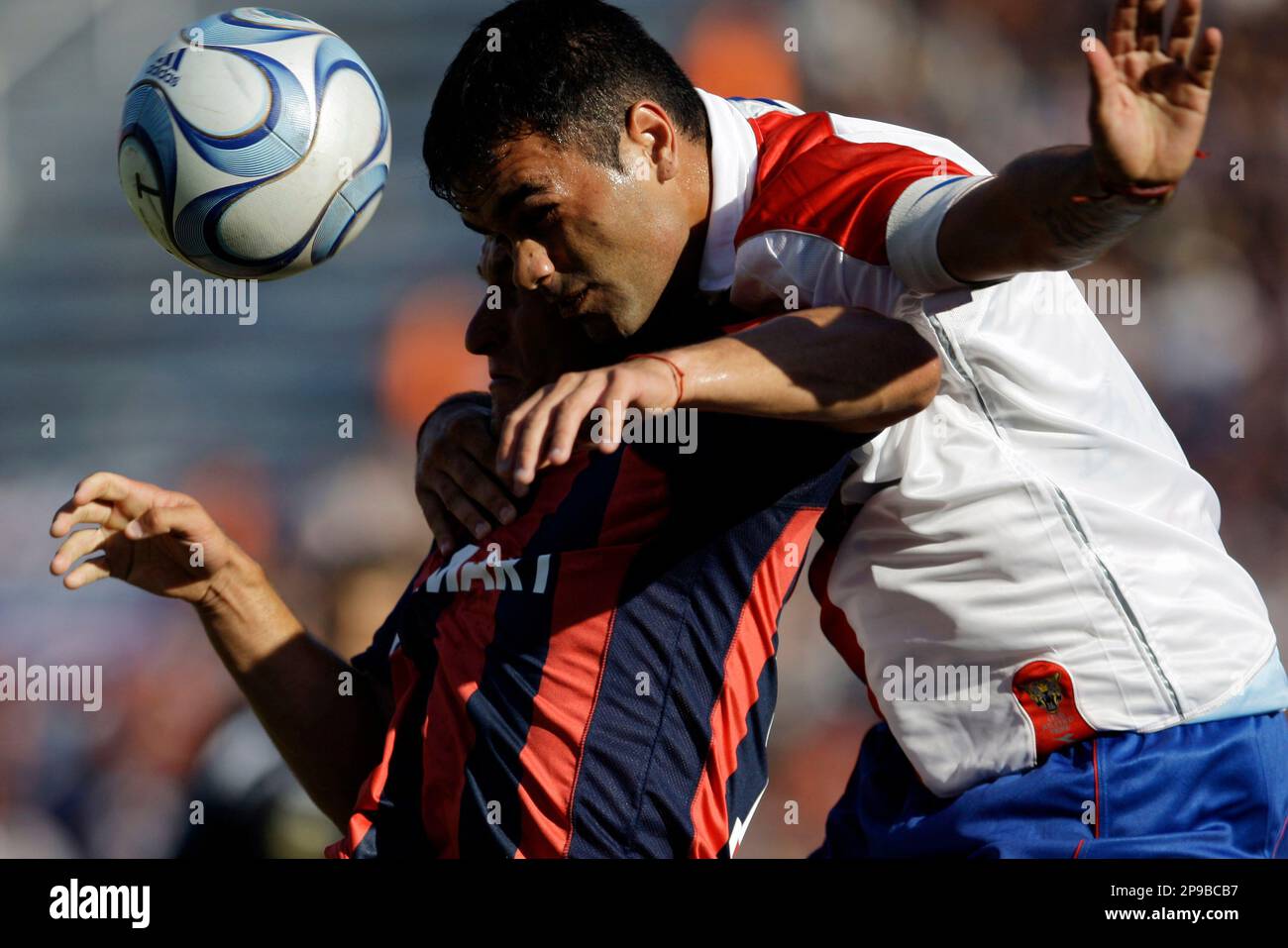 San Lorenzo's Gonzalo Bergessio, left, fights for the ball with Tigre's Juan Carlos Blengio during an Argentinean league soccer match in Buenos Aires, Wednesday, Dec. 17, 2008. Boca Juniors, San Lorenzo and Tigre participate in a three-way, round-robin contest to determine the winner of Argentina's first-division Apertura title (AP Photo/Natacha Pisarenko) Banque D'Images