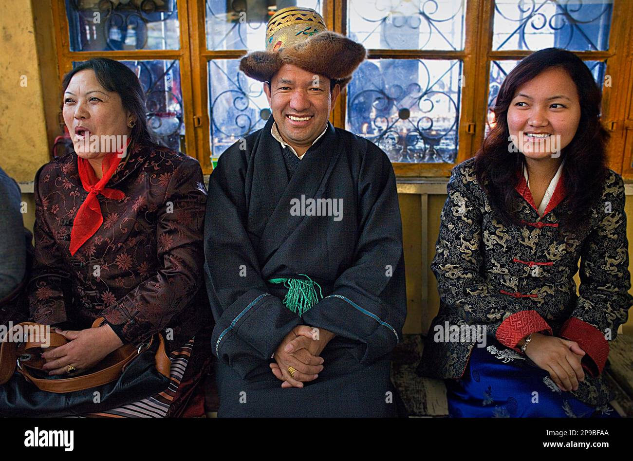 Tibétain portant une robe typique, dans le monastère Namgyal, dans le complexe Tsuglagkhang. McLeod Ganj, Dharamsala, État de l'Himachal Pradesh, Inde, Asie Banque D'Images