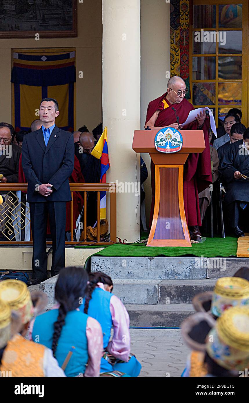 Sa sainteté le Dalaï Lama parlant de la situation du peuple tibétain en exil, dans le monastère Namgyal, complexe de Tsuglagkhang. McLeod Ganj, Dhara Banque D'Images