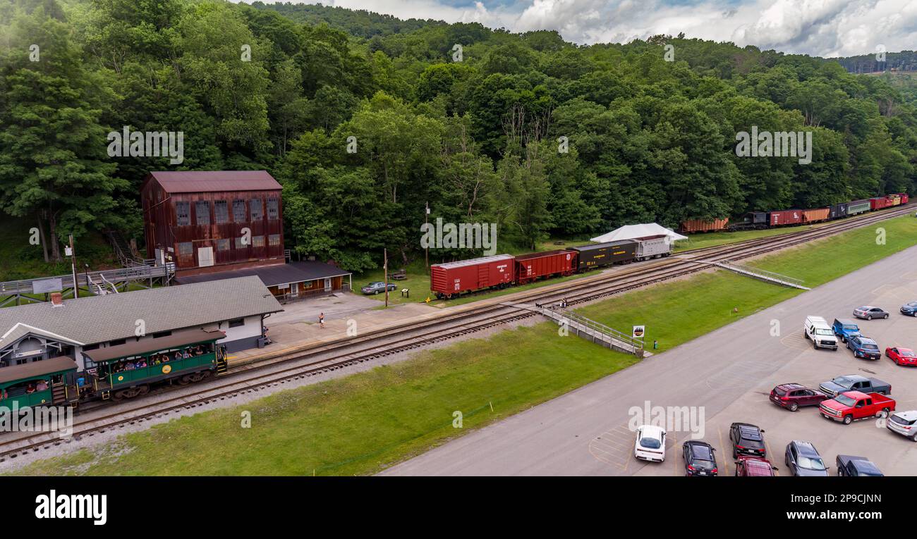 Cass, Virginie-Occidentale, 6 juin 2022 - vue aérienne d'Une locomotive de Shay se préparer à pousser les entraîneurs de passagers lors d'une visite panoramique des montagnes de Virginie-Occidentale, le jour de l'été Banque D'Images