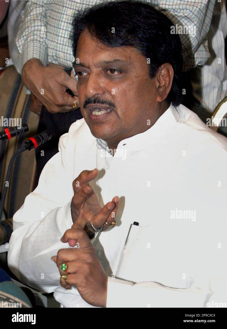 Maharashtra state Chief Minister Vilasrao Deshmukh, addresses a press conference in Mumbai, India, Monday, Dec.1, 2008. Maharashtra's top official Deshmukh offered to resign Monday, as did his deputy, R.R. Patil, who had sparked outrage by referring to the attacks as "small incidents." (AP Photo) Banque D'Images
