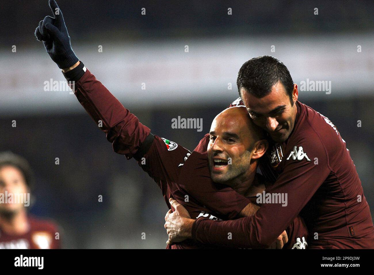 Torino's Roberto Stellone, left, celebrates after scoring with teammate Simone Barone, during the Italian Serie A major league soccer match between Torino and AC Milan at the Olympic Stadium in Turin, Sunday Nov. 23, 2008. (AP Photo/Massimo Pinca) Banque D'Images