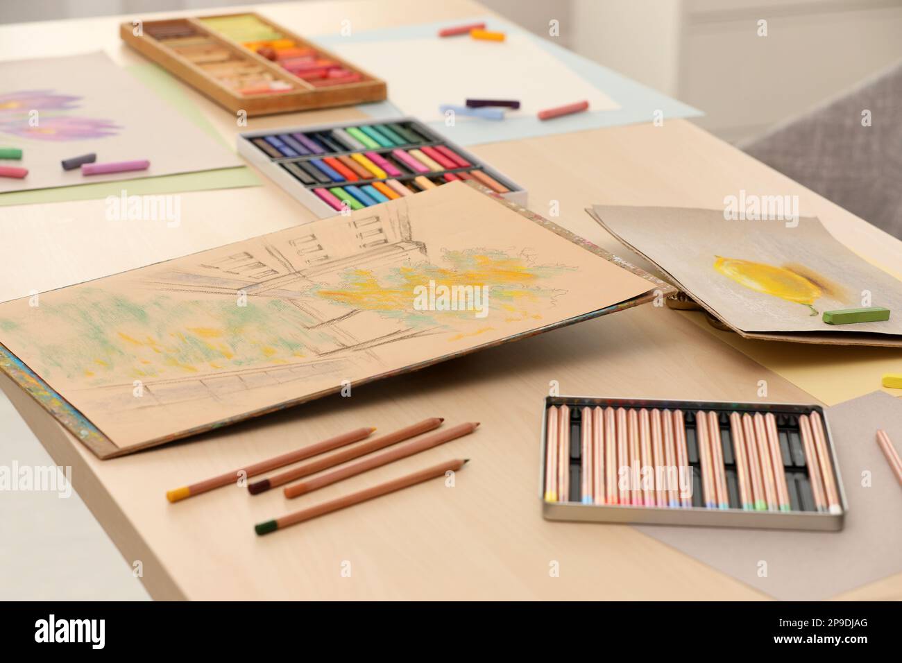 Lieu de travail de l'artiste avec dessins, pastels doux et crayons de