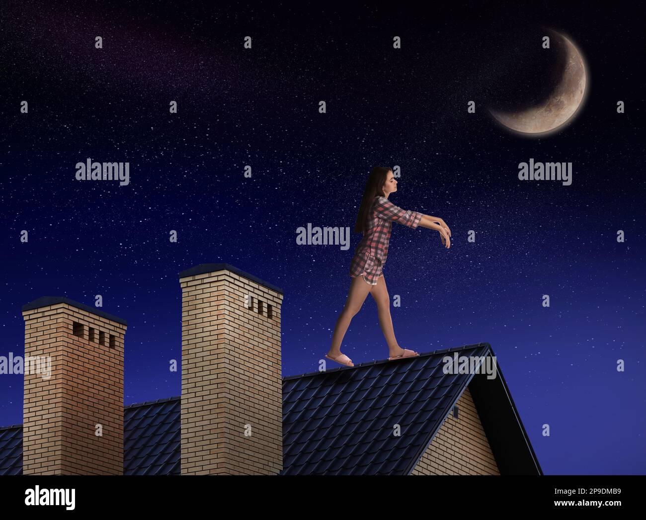 Sleepwalker portant un pyjama sur le toit la nuit Banque D'Images