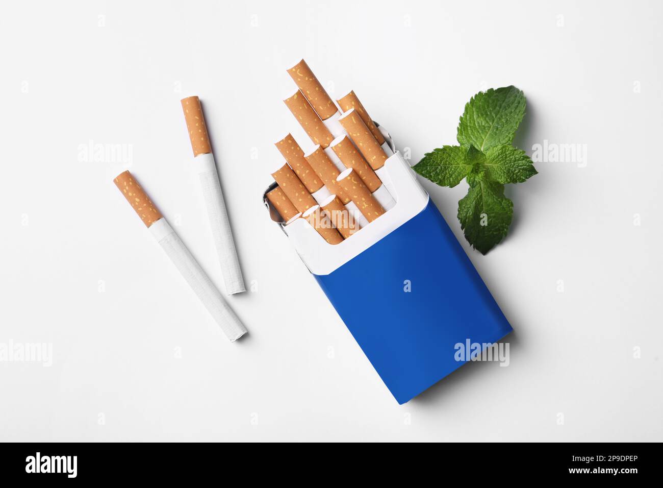 Cigarettes de menthol et menthe sur fond blanc, plat Banque D'Images