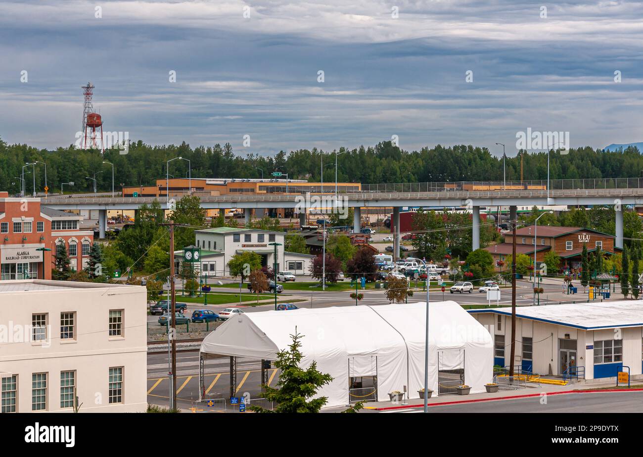 Anchorage, Alaska, États-Unis - 23 juillet 2011: Alaska Railroad Corporation bâtiment rouge, tour d'horloge courte et autres bâtiments et voitures dans la zone portuaire sous bl Banque D'Images