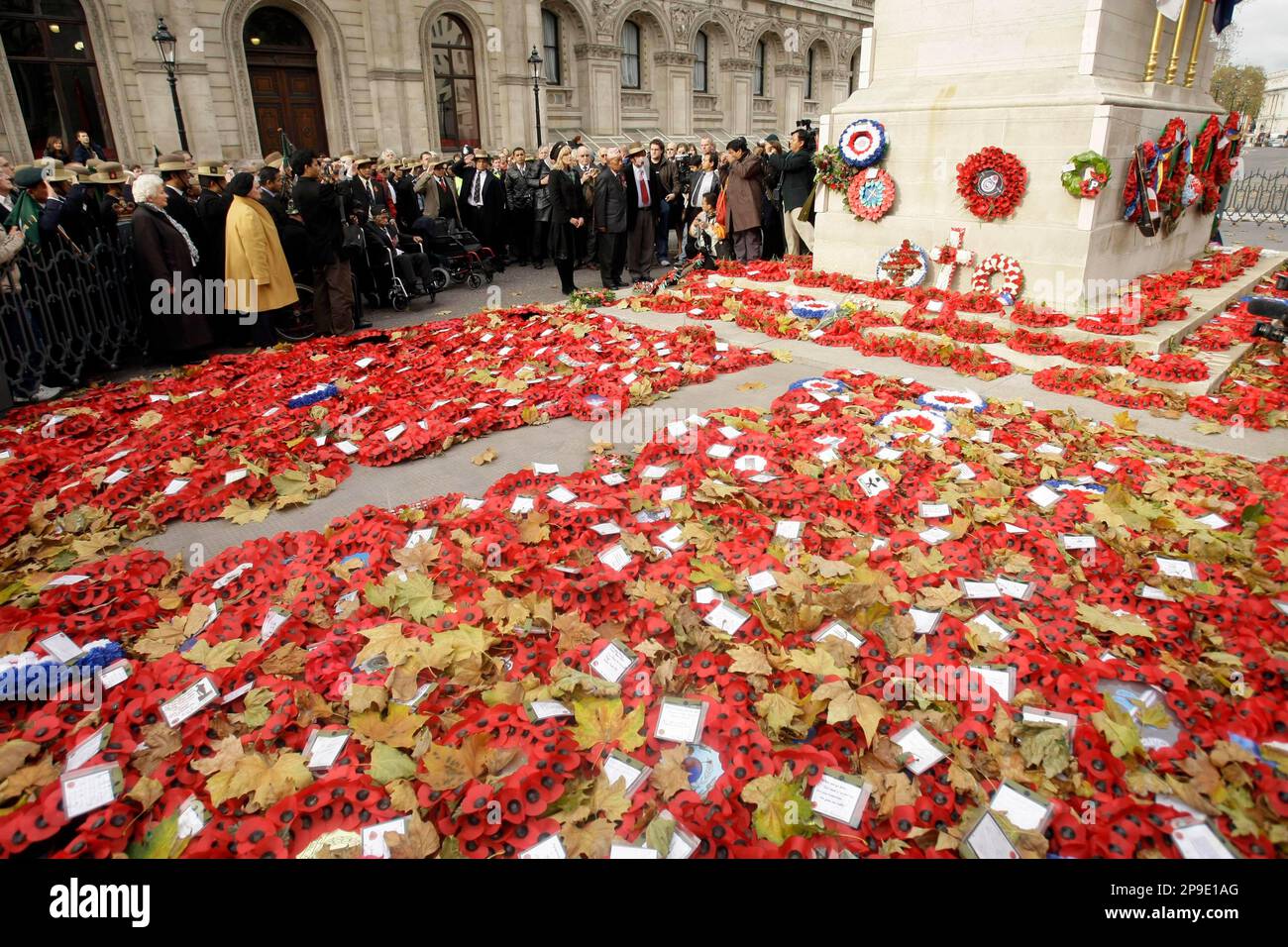 British actress Joanna Lumley, center left, stands with Gurkha campaigners after helping lay a wreath by the Cenotaph, after a rally in Parliament Square, London, Thursday, Nov. 20, 2008. The campaigners want the British government to give Gurkha soldiers who retired from service before 1997 the automatic right to settle in the United Kingdom. (AP Photo/Matt Dunham) Banque D'Images