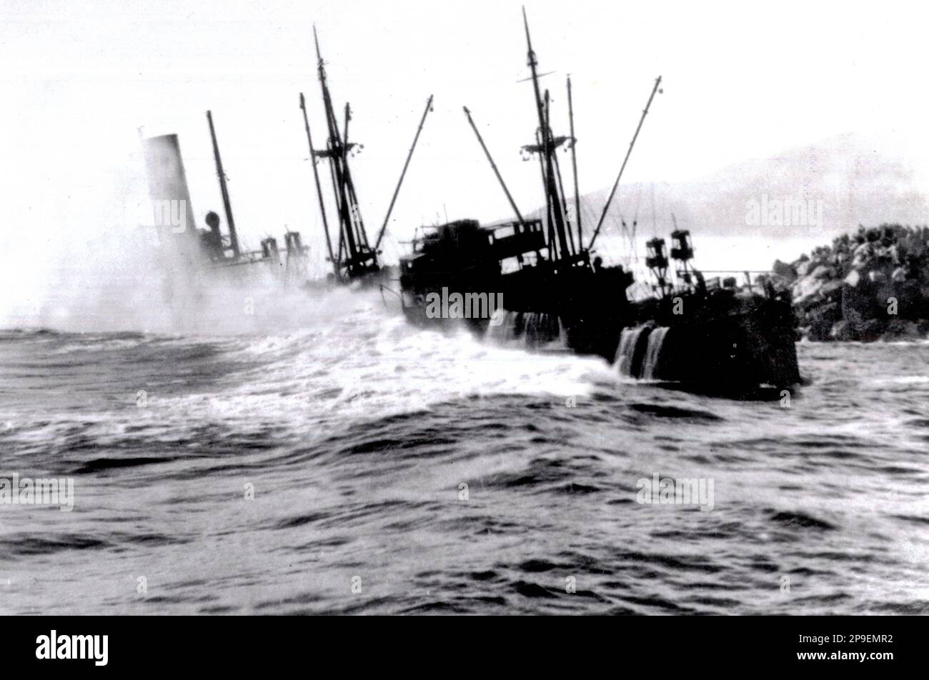 Vagues décomposant le Kaponga, qui a été bloqué sur le bar tout en quittant Greymouth, Westland, Nouvelle-Zélande, le 27,5.1932, et finalement est devenu une épave totale sur la tête de tiphead nord. Le navire à vapeur à vis en acier pesait 2346 tonnes brutes et avait un registre net de 1167 tonnes. Banque D'Images