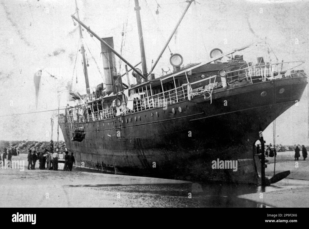 Le déchargement du Tavauni, qui s'est échoué à Westport, Westland, Nouvelle-Zélande, les 23 et 4-1908 novembre, a été renfloué le 1909 novembre. 1542 tonnes. Union S S Co Banque D'Images