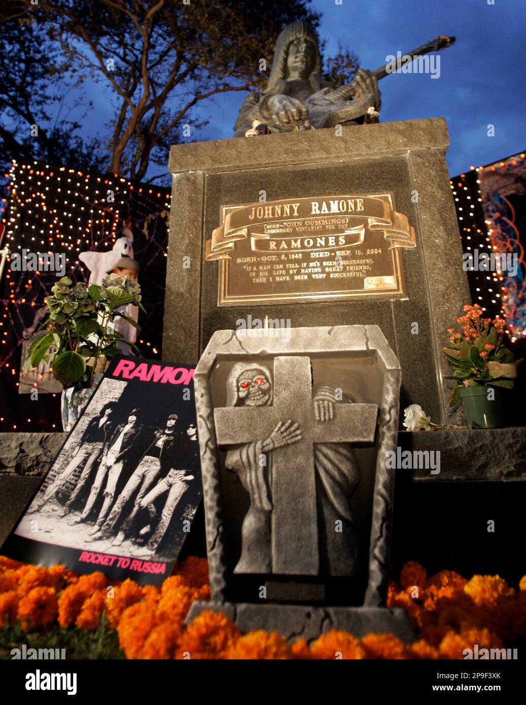 The grave of Johnny Ramone has become a shrine to the late musician at the Dia de los Muertos (Day of the Dead) festival at Hollywood Forever Cemetery in Los Angeles Saturday, Nov. 1, 2008. It's an ancient Mexican tradition to commemorate the dead, that year after year attracts more tourists to a cemetery that comes alive only for one night. (AP Photo/Reed Saxon) Banque D'Images