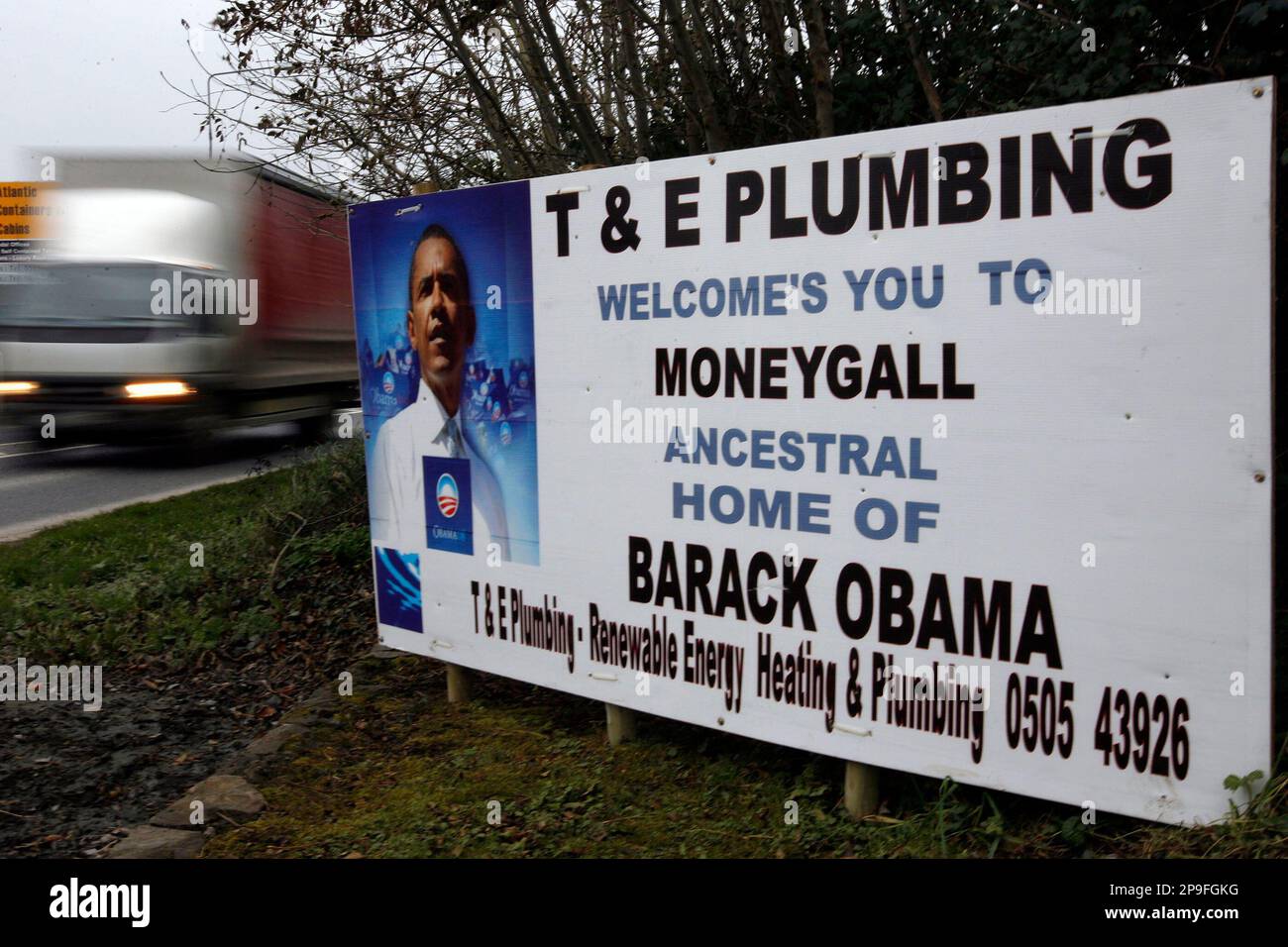 A Barack Obama sign in the town of Moneygall, Ireland, Tueday, Nov. 4, 2008. The town of Moneygall , is the ancestral home of Barack Obama where local people have taken a keen interest in the US elections. The local church which has records of his ancestral past to the town. (AP Photo/Peter Morrison) Banque D'Images