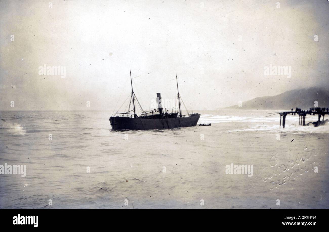 Une barque vient du navire à vapeur Perth, Greymouth, Westland, Nouvelle-Zélande, qui a été détruit en novembre 1921 Banque D'Images