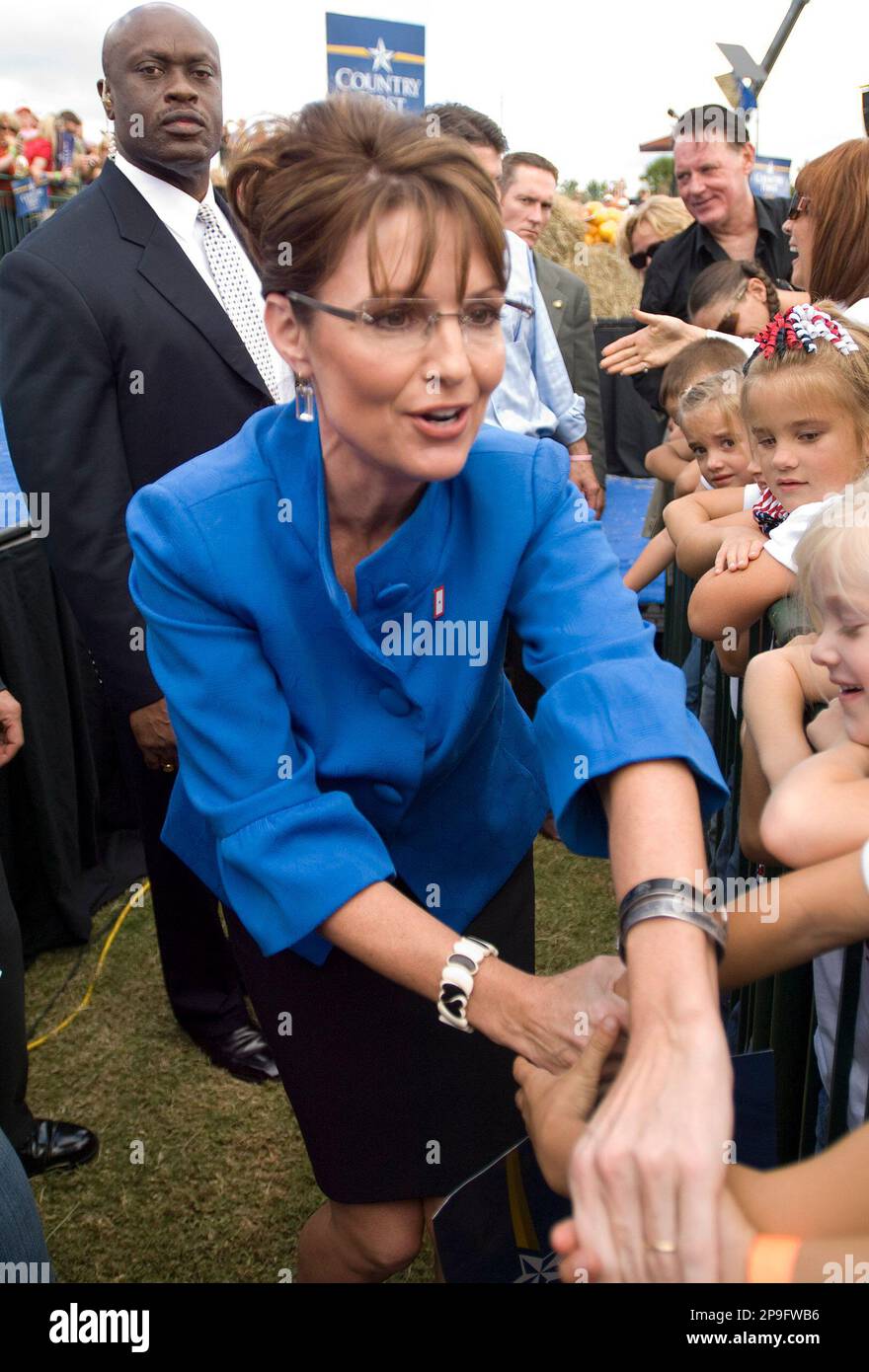 Republican vice presidential candidate, Alaska Gov. Sarah Palin, shakes hands with children at a rally at the West Port High School in Ocala, Fla., Saturday, Nov.1, 2008. (AP Photo/Phil Sandlin) Banque D'Images