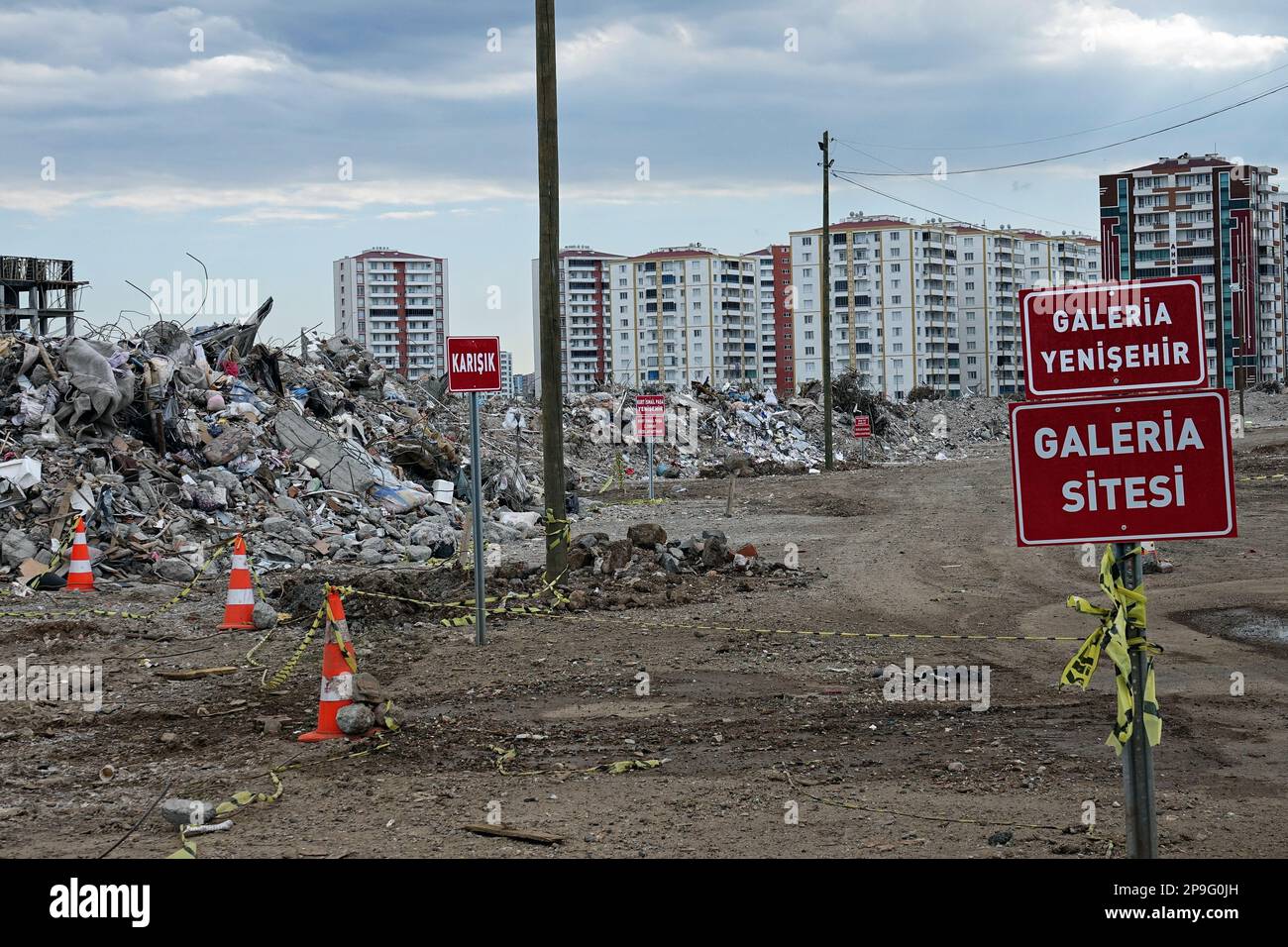 L'épave des bâtiments résidentiels effondrés est vue à Diyarbakir. Des panneaux ont été placés devant chaque épave qui a dit à quel appartement il appartenait. Les débris des bâtiments détruits dans la ville de Diyarbakir, qui ont été affectés par les forts tremblements de terre de 6 février en Turquie, sont spécialement protégés. Afin d'éviter que les gaz toxiques présents dans les gravats ne nuisent à l'environnement, les gravats sont recouverts d'argile et de chaux. Les piles de gravats, qui sont protégées par la municipalité de la ville et la police, sont entourées et il est interdit de voler ou de perdre des objets de la wr Banque D'Images