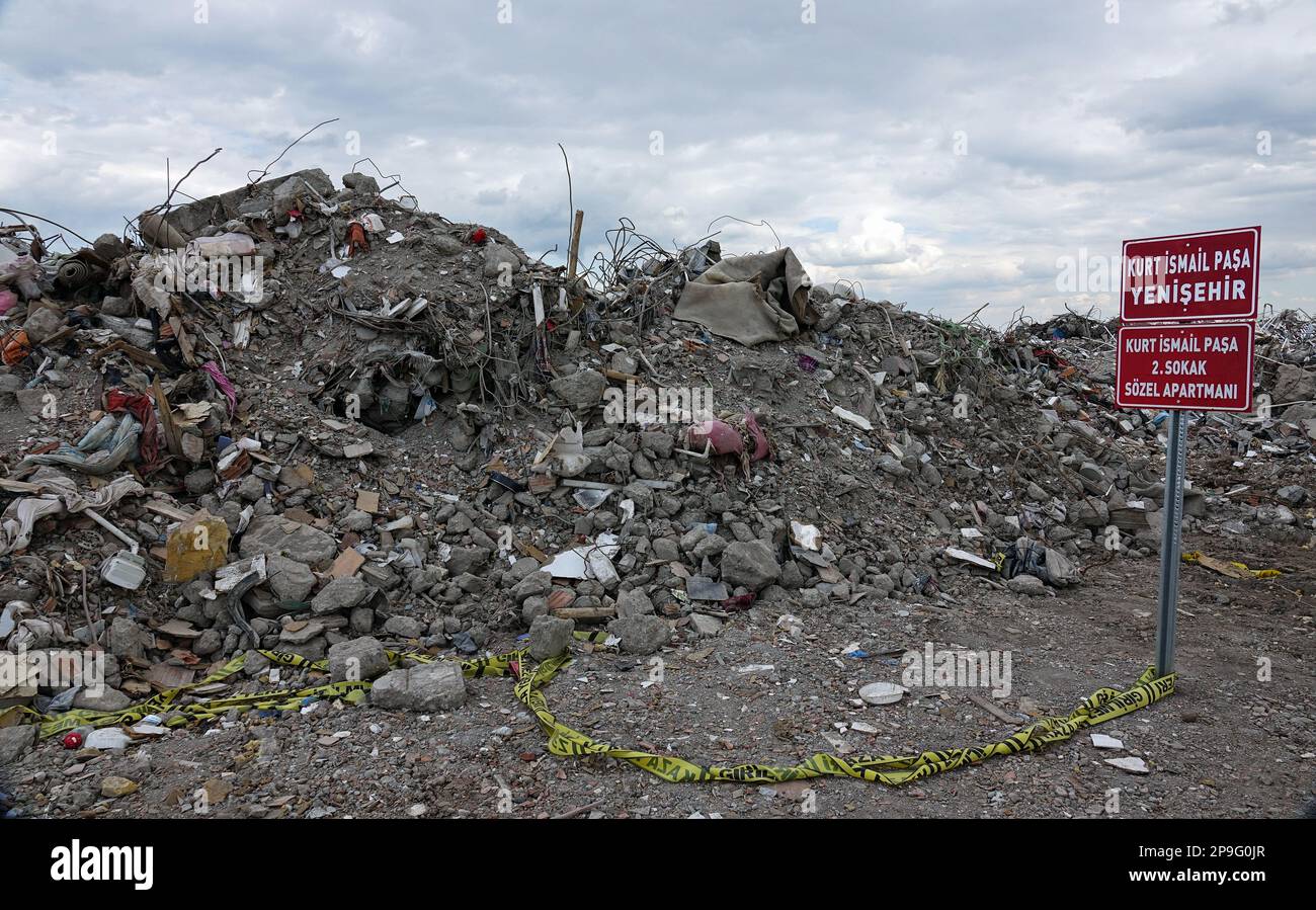 L'épave des bâtiments résidentiels effondrés est vue à Diyarbakir. Des panneaux ont été placés devant chaque épave qui a dit à quel appartement il appartenait. Les débris des bâtiments détruits dans la ville de Diyarbakir, qui ont été affectés par les forts tremblements de terre de 6 février en Turquie, sont spécialement protégés. Afin d'éviter que les gaz toxiques présents dans les gravats ne nuisent à l'environnement, les gravats sont recouverts d'argile et de chaux. Les piles de gravats, qui sont protégées par la municipalité de la ville et la police, sont entourées et il est interdit de voler ou de perdre des objets de la wr Banque D'Images