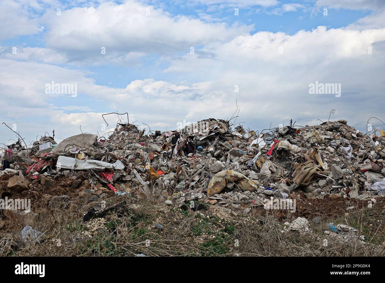 L'épave d'un des immeubles d'appartements détruits par le tremblement de terre à Diyarbakir. Les débris des bâtiments détruits dans la ville de Diyarbakir, qui ont été affectés par les forts tremblements de terre de 6 février en Turquie, sont spécialement protégés. Afin d'éviter que les gaz toxiques présents dans les gravats ne nuisent à l'environnement, les gravats sont recouverts d'argile et de chaux. Les piles de gravats, qui sont protégées par la municipalité de la ville et la police, sont entourées et on empêche le vol ou la perte d'objets de l'épave. Les amoureux de la nature craignent que les décombres ne nuisent à l'env Banque D'Images