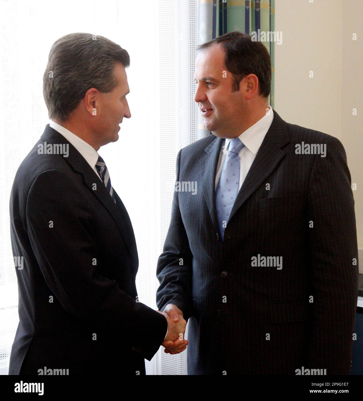 Guenther Oettinger, left, governor of the German state of Baden-Wuerttemberg, left, talks with Josef Proell, right, Agriculture Minister and head of the Austrian People's Party, OEVP, in Vienna, Austria, on Friday, Oct. 31, 2008. (AP Photo/Ronald Zak) Banque D'Images