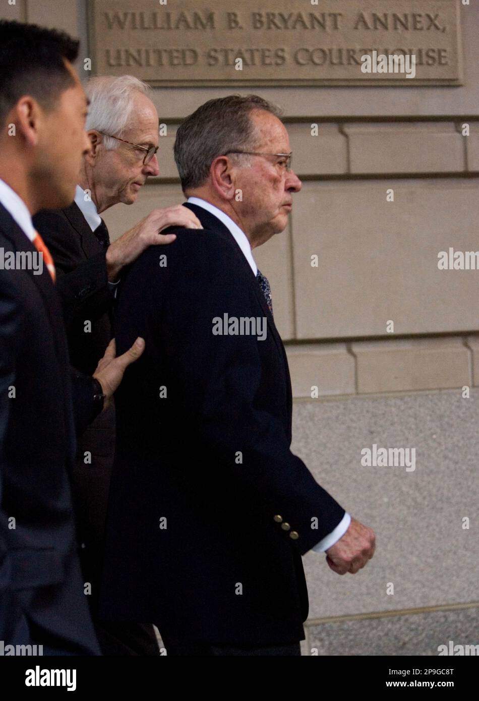 Sen. Ted Stevens, R-Alaska, right, and his attorney Brendan Sullivan, center, leaves federal court in Washington, Monday, Oct. 27, 2008, after being convicted of corruption charges. (AP Photo/Manuel Balce Ceneta) Banque D'Images