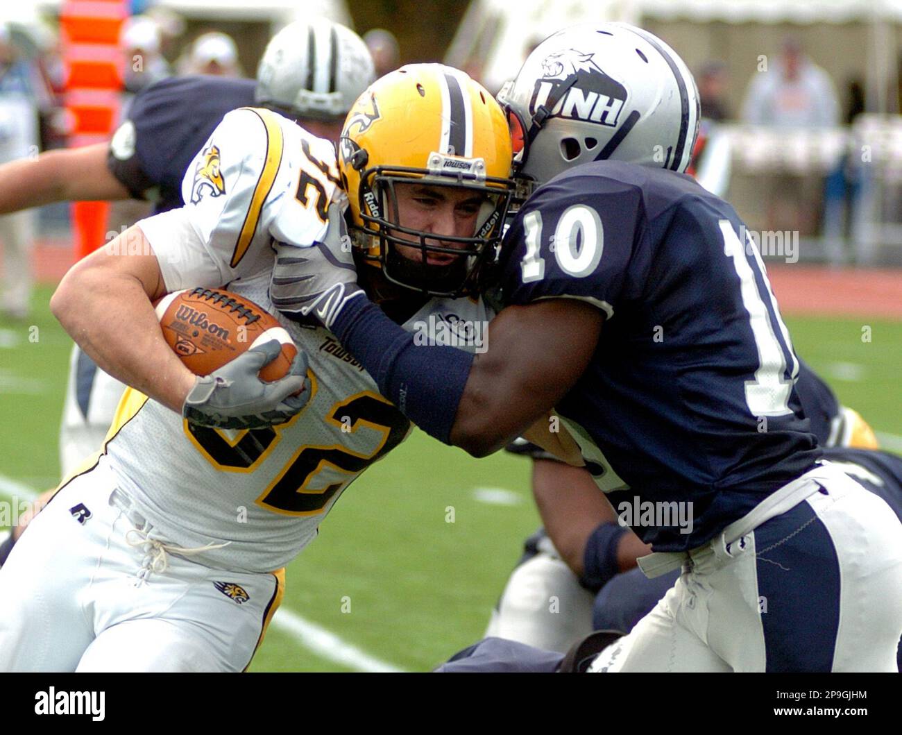 New Hampshire defensive back Maurice Duper, right (10) wraps up Towson running back Matt Castor (32) for a loss during the fourth quarter of an NCAA college football game at Cowell Stadium in Durham, N.H., Saturday, Oct. 25, 2008. (AP Photo/Josh Gibney) Banque D'Images