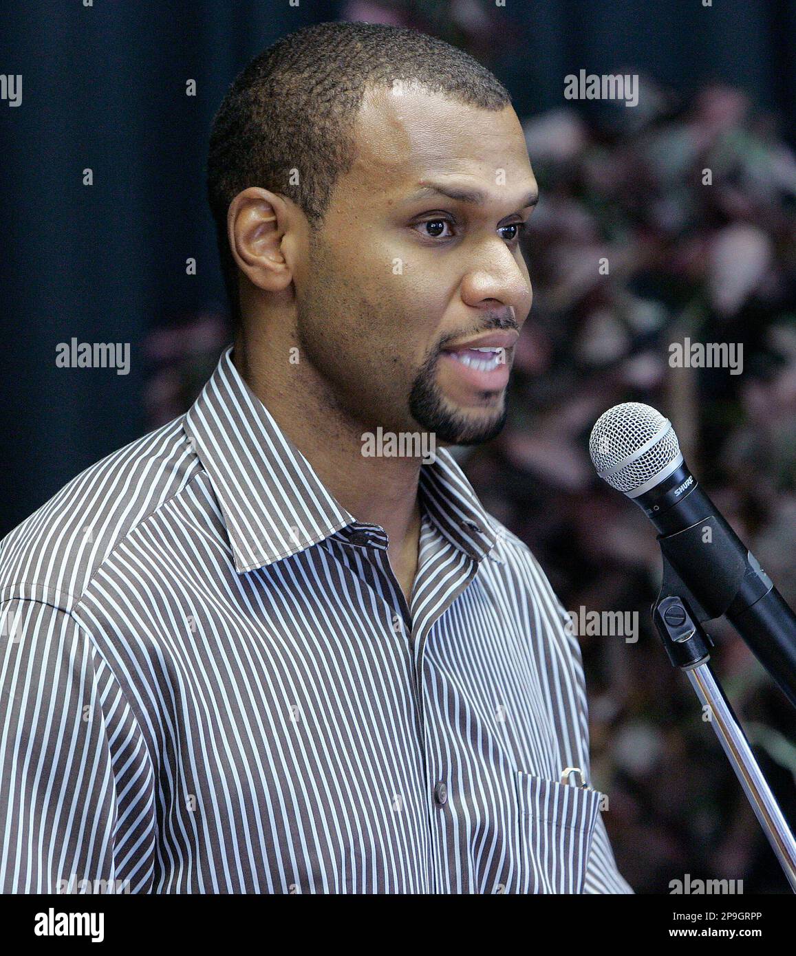 Peter Boulware, former National Football League player and Republican candidate for the Florida Legislature, answers a question during a debate against his Democratic opponent Michelle Rehwinkel Vasilinda, Monday, Oct. 13, 2008 in Tallahassee, Fla. Boulware and Vasilinda are contending for the district 9 seat in the Florida House.(AP Photo/Phil Coale) Banque D'Images