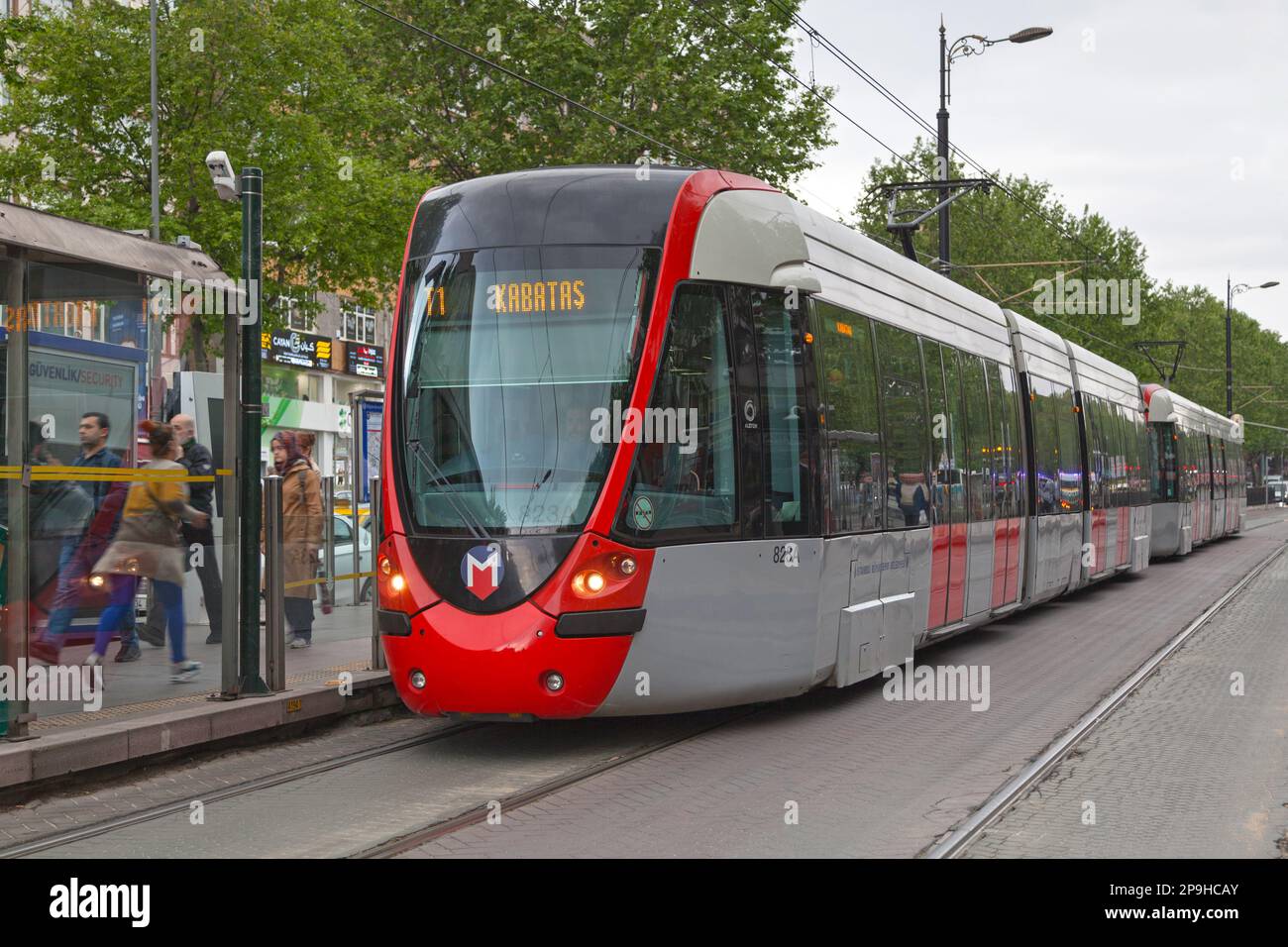 Istanbul, Turquie - 08 mai 2019 : tramway de la ligne T1 en attente à un arrêt de tramway. Banque D'Images