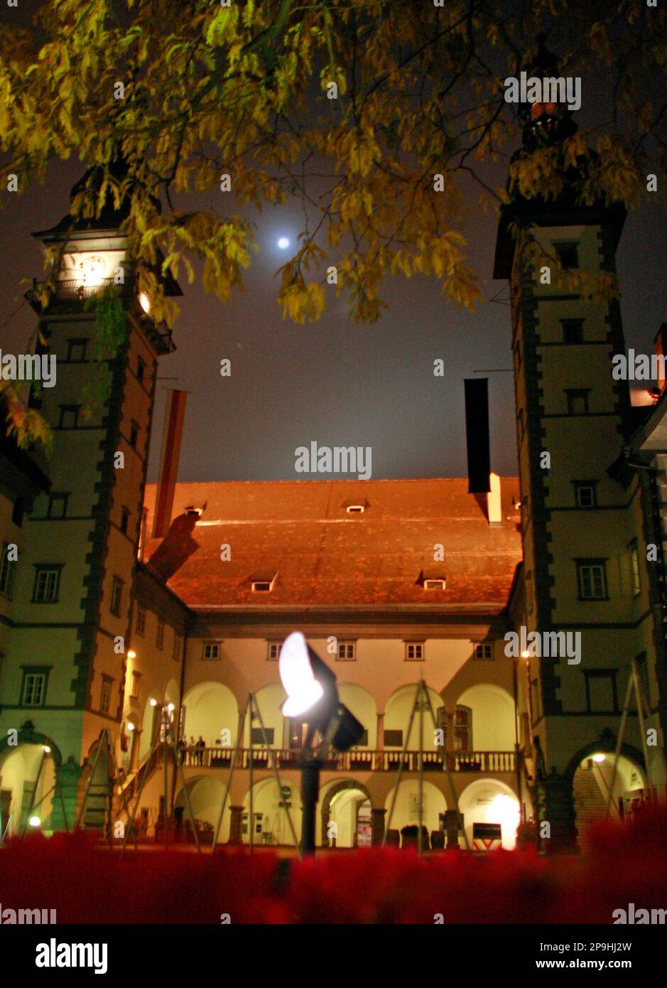 A mournig flag is hoist at the government building in Klagenfurt, early Thursday, Oct. 16, 2008, where the coffin with the body of Austria's late far-right politician Joerg Haider will be displayed. Haider died in a car crash last Saturday in the southern Austrian province of Carinthia where he was governor. (AP Photo/Gert Eggenberger) Banque D'Images