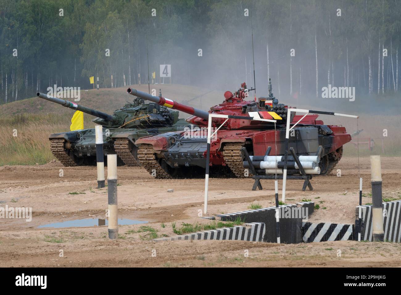 RÉGION DE MOSCOU, RUSSIE - 19 AOÛT 2022 : deux chars T-72B3 sur la piste de biathlon. Jeux internationaux de guerre 2022 Banque D'Images