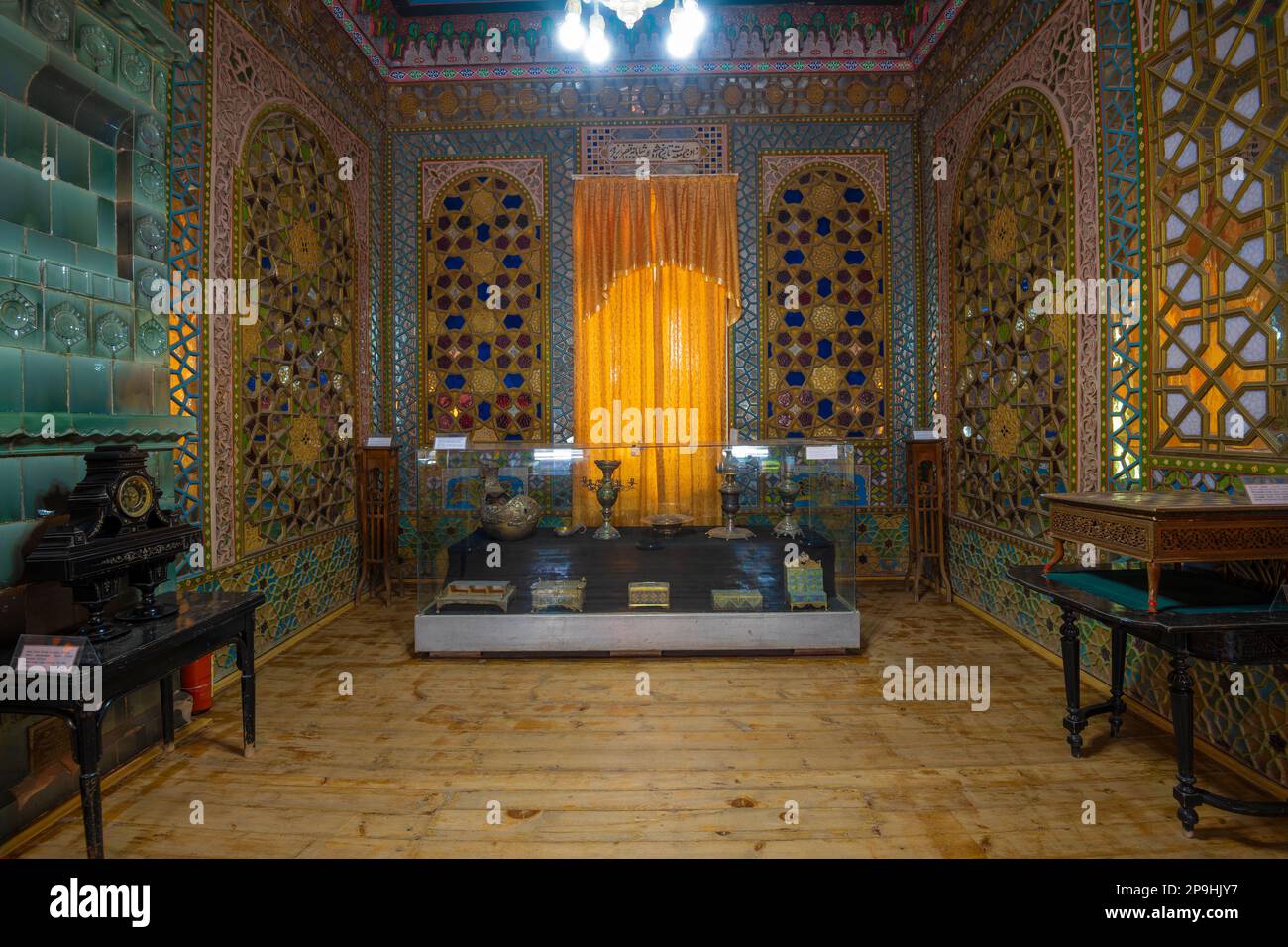 BOUKHARA, OUZBÉKISTAN - 10 SEPTEMBRE 2022 : fragment de l'intérieur de la résidence d'été des émirs de Boukhara. Palais de Sitorai Mohi Xosa Banque D'Images